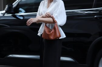 [🆕🇻🇳] Sagva  – Thời Trang Thiết Kế Cho Các Chị Đẹp Tỏa Sáng 👕 Top1Fashion 👗  𝙒𝙝𝙞𝙩𝙣𝙚𝙮  –  mẫu áo sơ mi mang đậm tinh thần minimalism mà mỗi cô gái đều nên có trong tủ đồ
– đơn giản, thanh lịch và dễ ứng dụng. Thiết kế cổ mở mềm mại, , shares-2✔️ , likes-1❤️️ , date-2025-09-08 20:29:06🇻🇳🇻🇳🇻🇳📰🆕