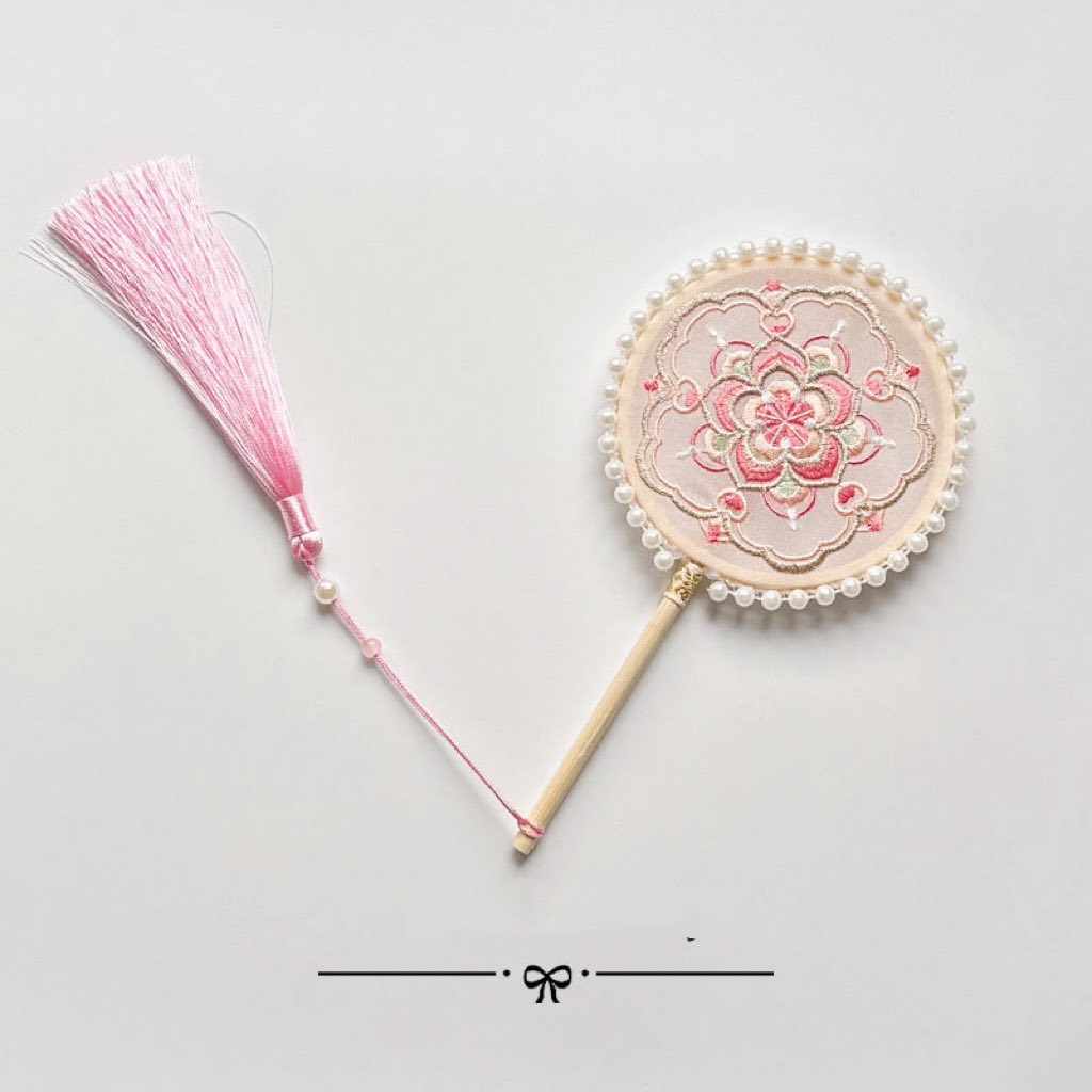 [🆕🇻🇳]  Ruby kids99 – chuyên bán hàng quần áo và phụ kiện cho bé sơ sinh 0-8 tuổi 🧑‍🧒❤️️👶⭐️ Quạt tạo kiểu cổ trang loại nhỏ, thêu hoa
1️⃣2️⃣0️⃣k/c, shares-0✔️ , likes-0❤️️ , date-2025-09-11 16:58:43🇻🇳🇻🇳🇻🇳📰🆕