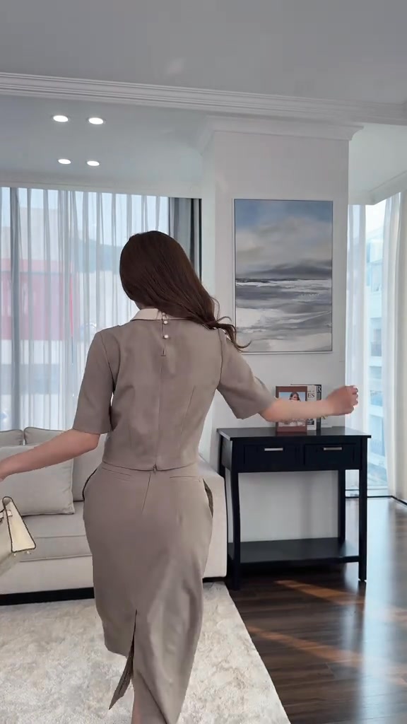 [🆕🇻🇳] Charmilles 👕 Top1Fashion 👗  Bản phối tươi mới và trẻ trung trong gam màu nâu dịu dàng mang lại cho quý cô nét duyên dáng và thanh thoát trong từng khoảnh khắc.———————- , shares-0✔️ , likes-0❤️️ , date-2025-09-13 23:28:08🇻🇳🇻🇳🇻🇳📰🆕