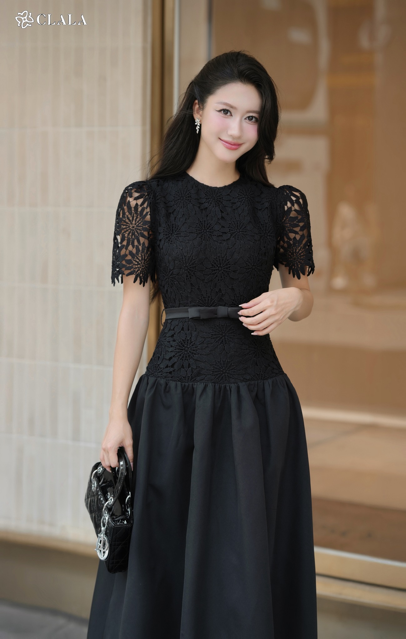 [🆕🇻🇳] CLALA – Thanh lịch vượt mọi thời gian 👕 Top1Fashion 👗  Thiết kế ren họa tiết tinh xảo, kết hợp cùng chân váy xòe mềm mại giúp nàng vừa duyên dáng vừa sang trọng.
Alexi Dress – Một lựa chọn hoàn hảo cho những bu , shares-0✔️ , likes-8❤️️ , date-2025-09-10 03:31:39🇻🇳🇻🇳🇻🇳📰🆕