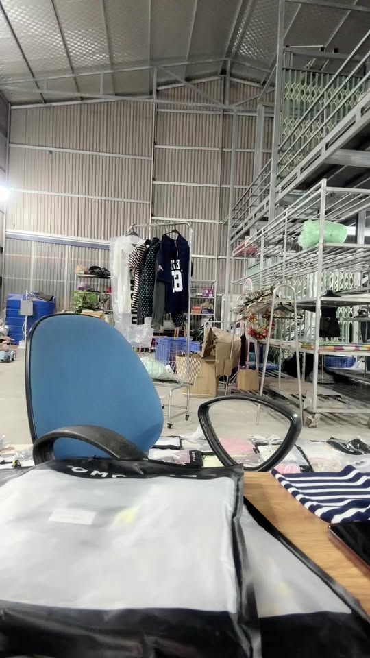 [🆕🇻🇳] Room 22 Studio – thương hiệu thời trang thiết kế cao cấp dành cho những người phụ nữ hiện đại 👕 Top1Fashion 👗  [𝐆𝐨́𝐜 𝐅𝐞𝐞𝐝𝐛𝐚𝐜𝐤]
Chiếc váy trắng thanh lịch, nhún vai nhẹ nhàng – vừa mặc đã thấy tôn dáng, dịu dàng hơn hẳn. Nhiều nàng còn nhắn lại: “Lên ảnh cực xinh, ai , shares-0✔️ , likes-1❤️️ , date-2025-09-11 03:07:57🇻🇳🇻🇳🇻🇳📰🆕