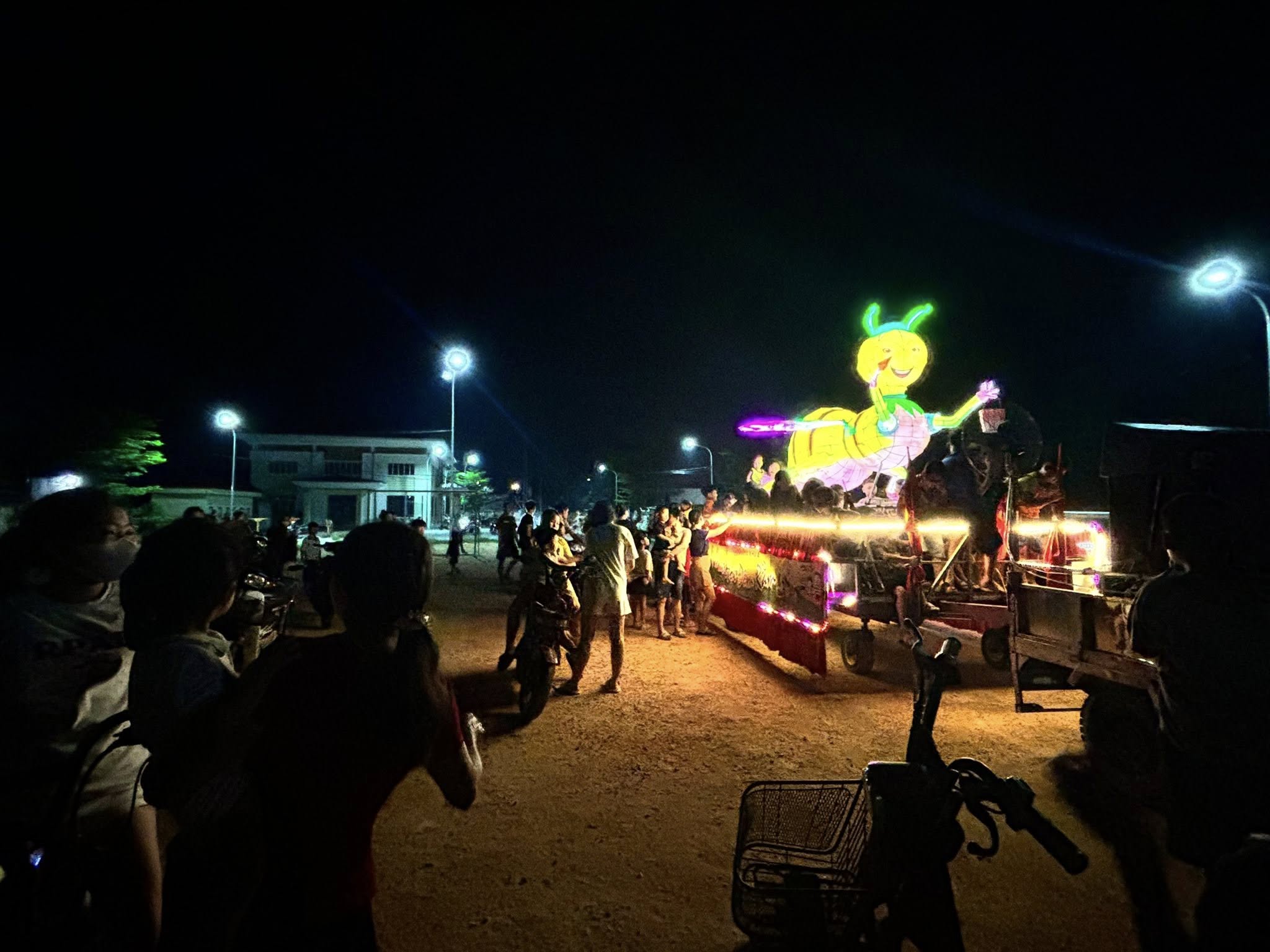 [🆕🇻🇳] Sỉ Kem-Ăn Vặt Hottrend 🍔 Top1Food  🍜 Trung thu quê em đã bắt đầu sáng đèn rồi các bác ơi ơi 
Mình có quà gì vui trung thu cho bé chưa nạ 
 , shares-0✔️ , likes-0❤️️ , date-2025-09-15 03:32:05🇻🇳🇻🇳🇻🇳📰🆕