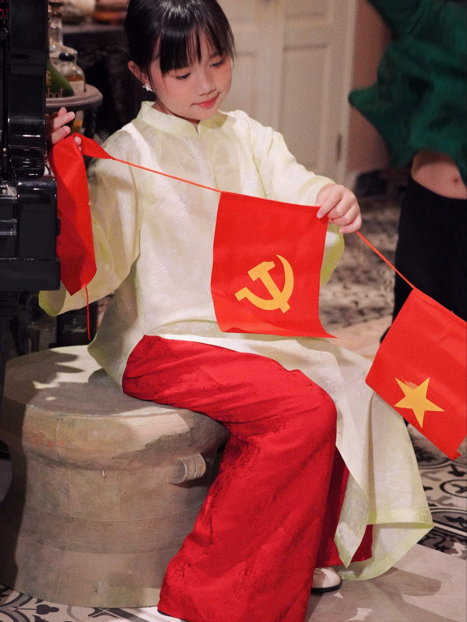 [🆕🇻🇳] Áo Dài Mẹ và Bé Kengin – Áo dài cho mẹ, cho bé, cho cả nhà mình 🧑‍🧒❤️️👶⭐️ / 𝐀́𝐎 𝐃𝐀̀𝐈 𝐁𝐀́𝐍𝐇 𝐂𝐎̂́𝐌 – 𝐁𝐀́𝐍𝐇 𝐍𝐔̛𝐎̛́𝐍𝐆 /“Trăng rằm sáng tỏ lung linh,
Áo dài bé mặc đẹp xinh rộn ràng.
Cờ sao tung cánh huy hoàng,
Trung Thu sum vầy, ng , shares-3✔️ , likes-4❤️️ , date-2025-09-11 18:57:26🇻🇳🇻🇳🇻🇳📰🆕