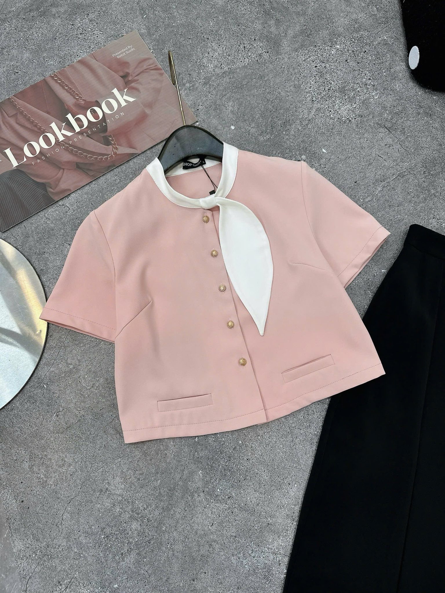 [🆕🇻🇳] Elsa Shop – shop thời trang nữ – Váy, quần áo thiết kế, chuyên thời trang công sở 👕 Top1Fashion 👗  Cứ gọi là quá hút mắt từ phom dáng , chất liệu đến đường may.
cả set tạo nên dáng vẻ chỉn chu nhưng không gò bó, thanh lịch mà vẫn đậm chất hiện đại, mang , shares-1✔️ , likes-5❤️️ , date-2025-09-13 15:01:20🇻🇳🇻🇳🇻🇳📰🆕