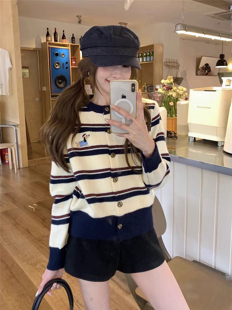 [🆕🇻🇳] Nguyễn Hoàng Xuân Nhung 👕 Top1Fashion 👗   Áo len sọc dáng basic mặc không hay làm áo khoác đều đẹp , chất len mềm mịn, ấm áp, không gây ngứa. Sọc ngang trẻ trung, cài nút trước dễ phối đồ. Bo gấu  , shares-0✔️ , likes-6❤️️ , date-2025-09-13 04:31:49🇻🇳🇻🇳🇻🇳📰🆕