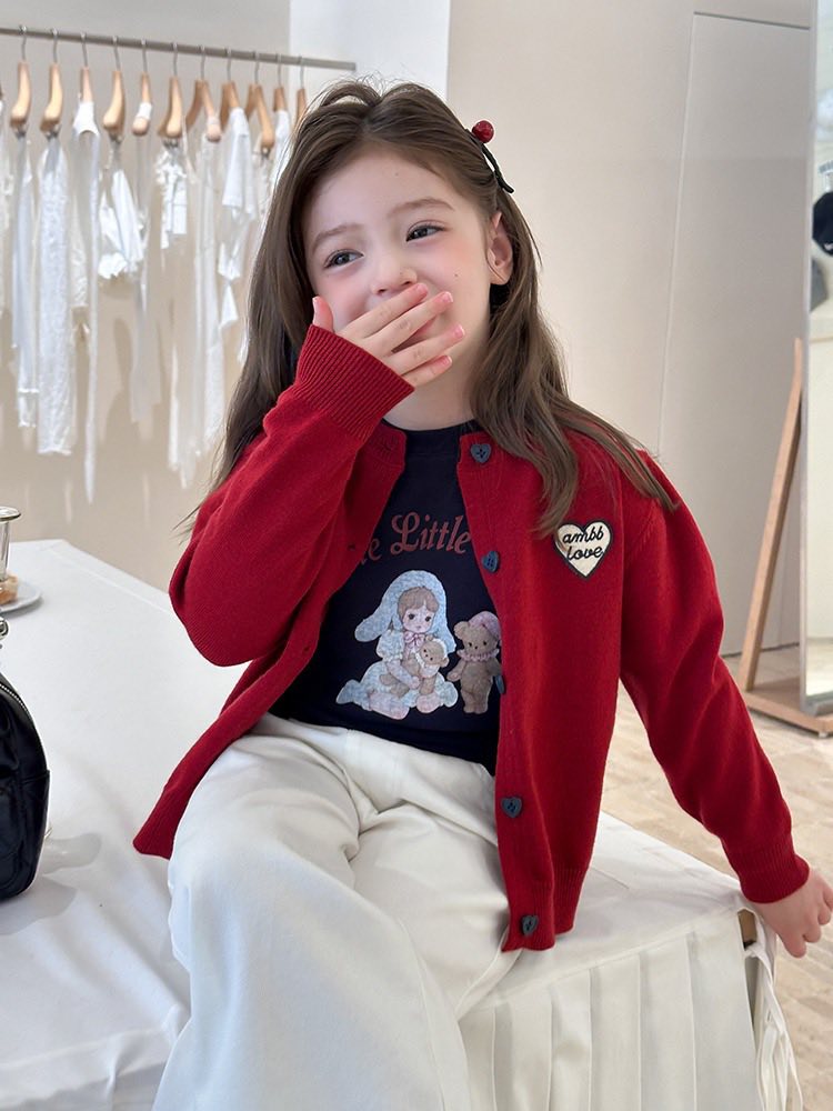 [🆕🇻🇳] Tạp hoá chip & dale – Cửa hàng quần áo sơ sinh & trẻ em 🧑‍🧒❤️️👶⭐️  Áo len cardigan Ambb xinh xuất sắc nha, có 3 màu mà nhìn màu nào cũng ưng, mặc vừa nổi, vừa dễ phối đồ, vừa tiện ạ

 Sz 90-150 : 199k
 Sz 160 : 209k
———-
 , shares-1✔️ , likes-0❤️️ , date-2025-09-15 15:13:24🇻🇳🇻🇳🇻🇳📰🆕