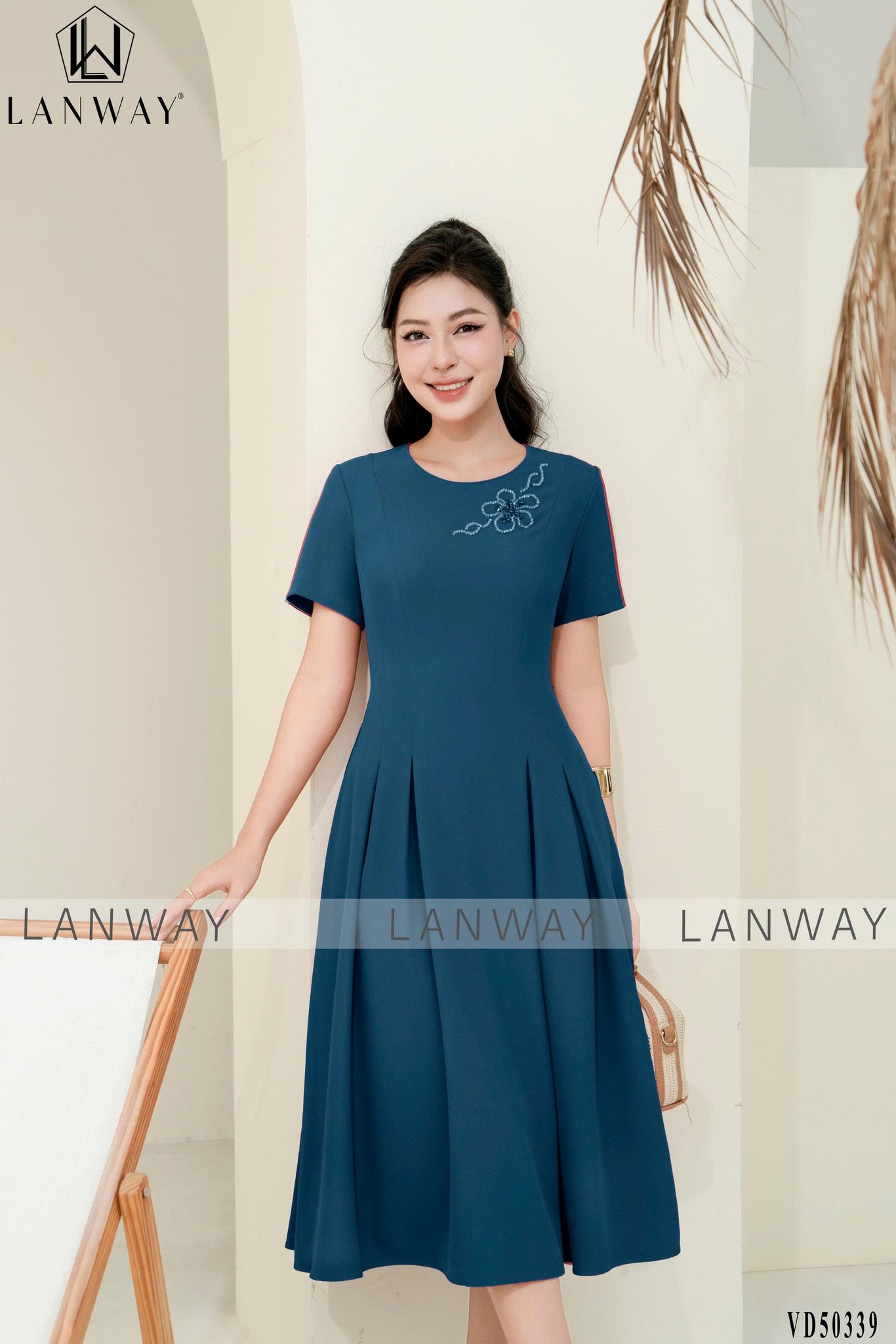 [🆕🇻🇳] Thời trang Passion – Đam mê thời trang 👕 Top1Fashion 👗  Đầm xinh đã có sẵn rồi,
Chỉ chờ ai ngỏ một lời mà thôi
VÁY GIÁ #680K
—
Thiết kế cổ tròn đính đá lấp lánh,  tạo điểm nhấn duyên dáng, nữ tính.
Chất liệu c , shares-1✔️ , likes-1❤️️ , date-2025-09-12 22:44:24🇻🇳🇻🇳🇻🇳📰🆕