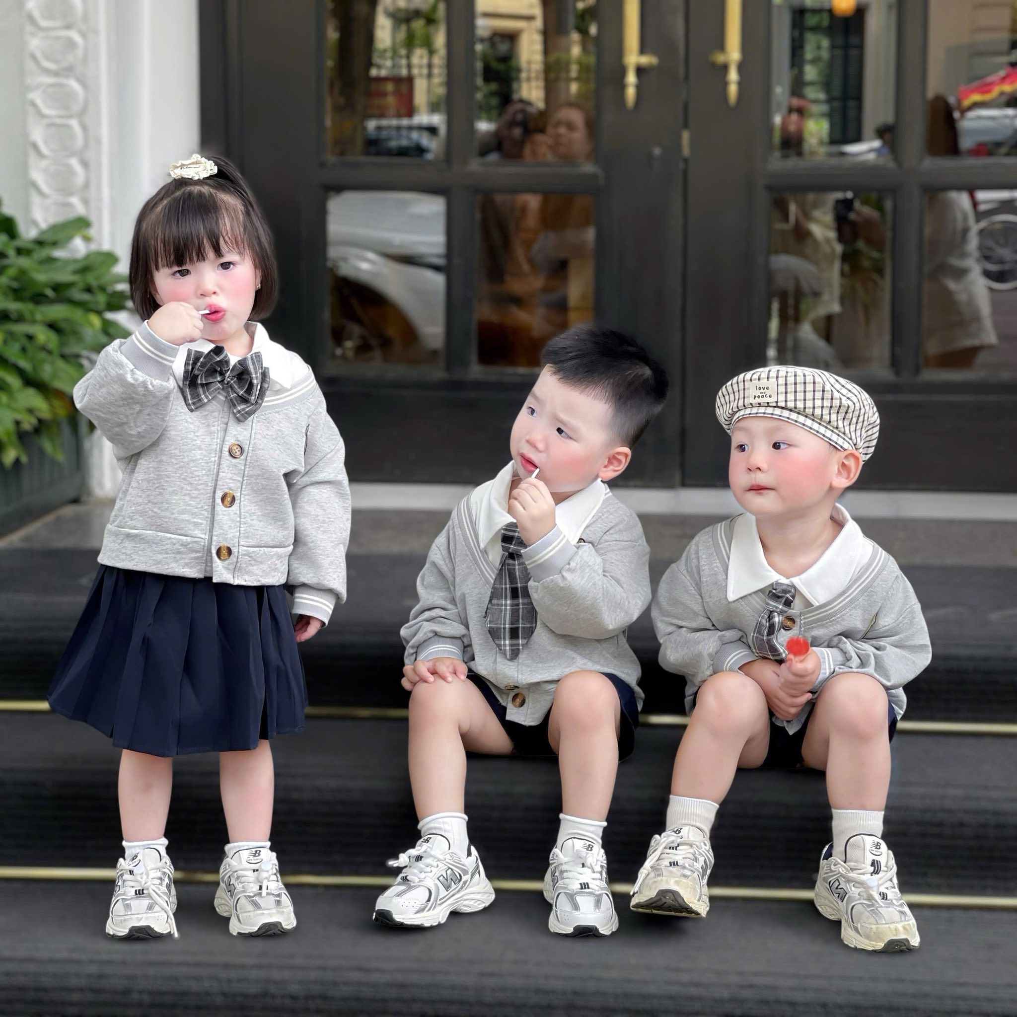 [🆕🇻🇳] Baby Closet – Đồ trẻ em 🧑‍🧒❤️️👶⭐️ Set 4 chi tiết cho các bạn nhỏ đi học nè
Bé trai #179k/ set (Áo tay dài-khoác-quần-cà vạt)
Bé gái #189k/ set (Áo tay dài-khoác-chân váy-nơ)Bảng size  , shares-0✔️ , likes-2❤️️ , date-2025-09-19 21:12:45🇻🇳🇻🇳🇻🇳📰🆕