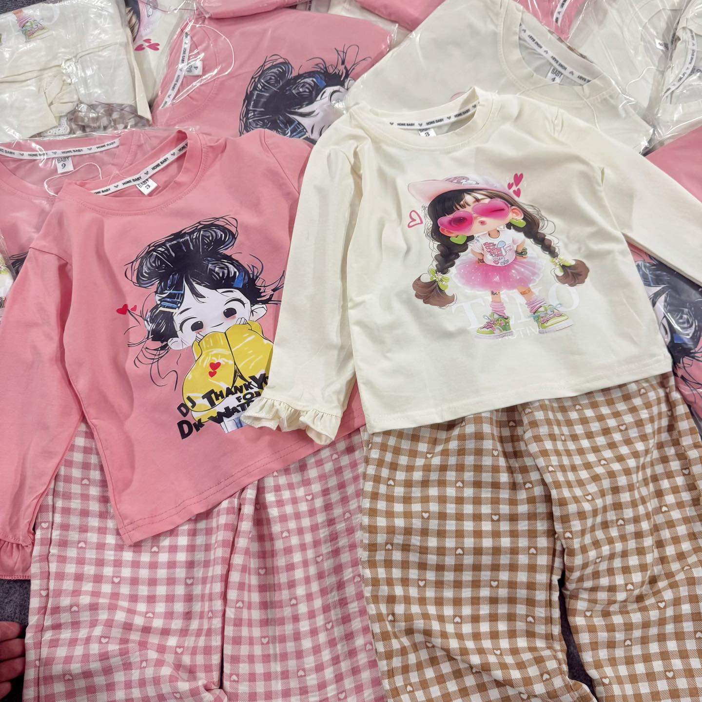 [🆕🇻🇳] K2K Boutique VNXK – QUẦN ÁO VNXK  👕 Top1Fashion 👗  ÁO KHOÁC NỈ G…U XỊN
Outfit mùa lạnh không thể thiếu. Áo khoác nỉ lót cotton không bị ngứa – giữ ấm cực tốt, mềm. Hàng số lượng ít
Size : XS S M L
Màu  , shares-1✔️ , likes-5❤️️ , date-2025-09-18 17:21:03🇻🇳🇻🇳🇻🇳📰🆕