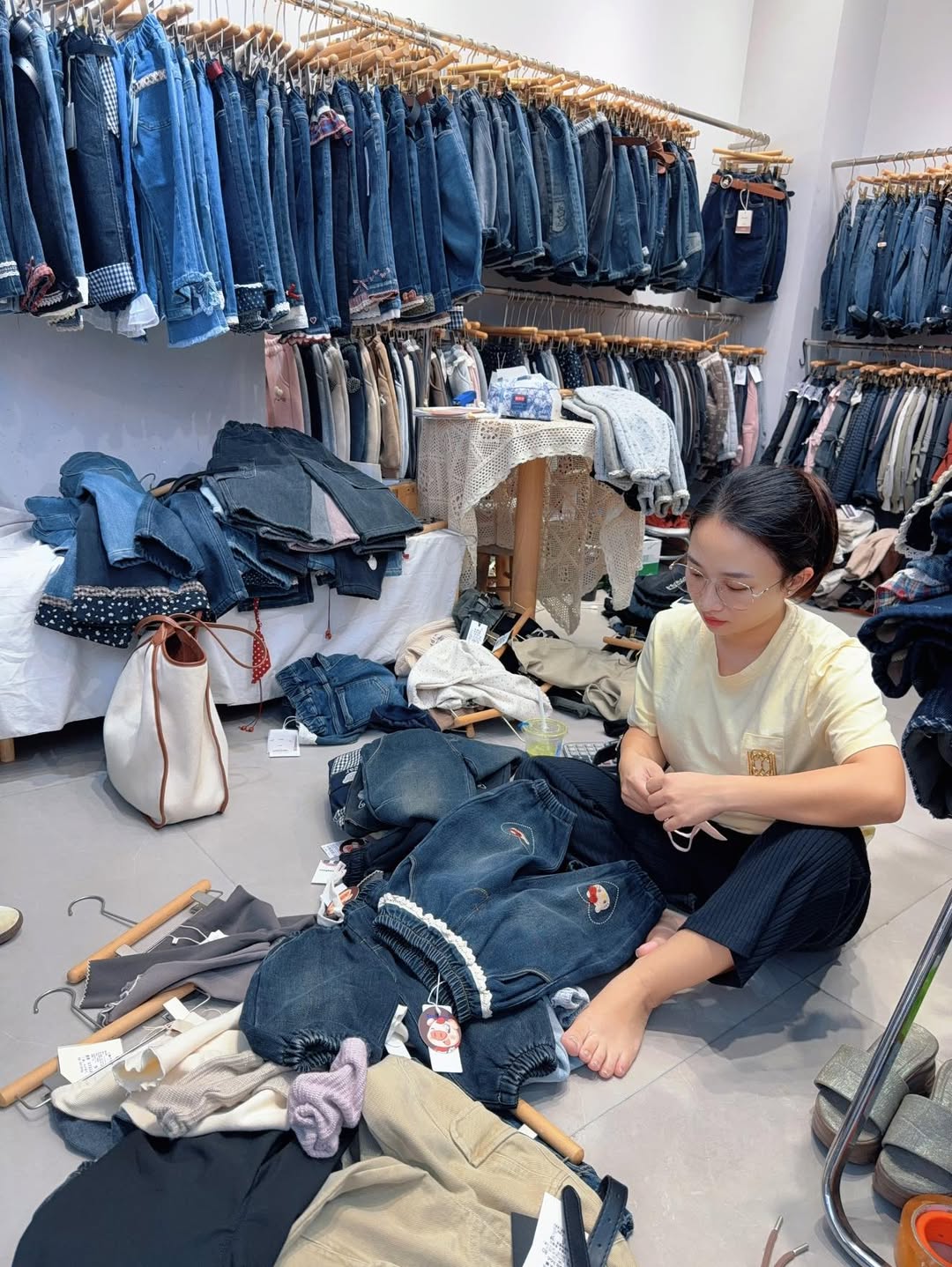 [🆕🇻🇳] NGÂN HÀ KIDS – CHUYÊN QUẦN ÁO TRẺ EM QUẢNG CHÂU 🧑‍🧒❤️️👶⭐️ Sáng sớm đã cần mẫn nhặt hàng cho KH! Trùi ui quần năm đẹp xuất sắc ấy, sương sương 1 đơn cũng cả trăm mã 
Các mẹ đừng vội nha, cứ đợi e về 
1 tuần nữa thô , shares-0✔️ , likes-9❤️️ , date-2025-09-18 15:53:36🇻🇳🇻🇳🇻🇳📰🆕