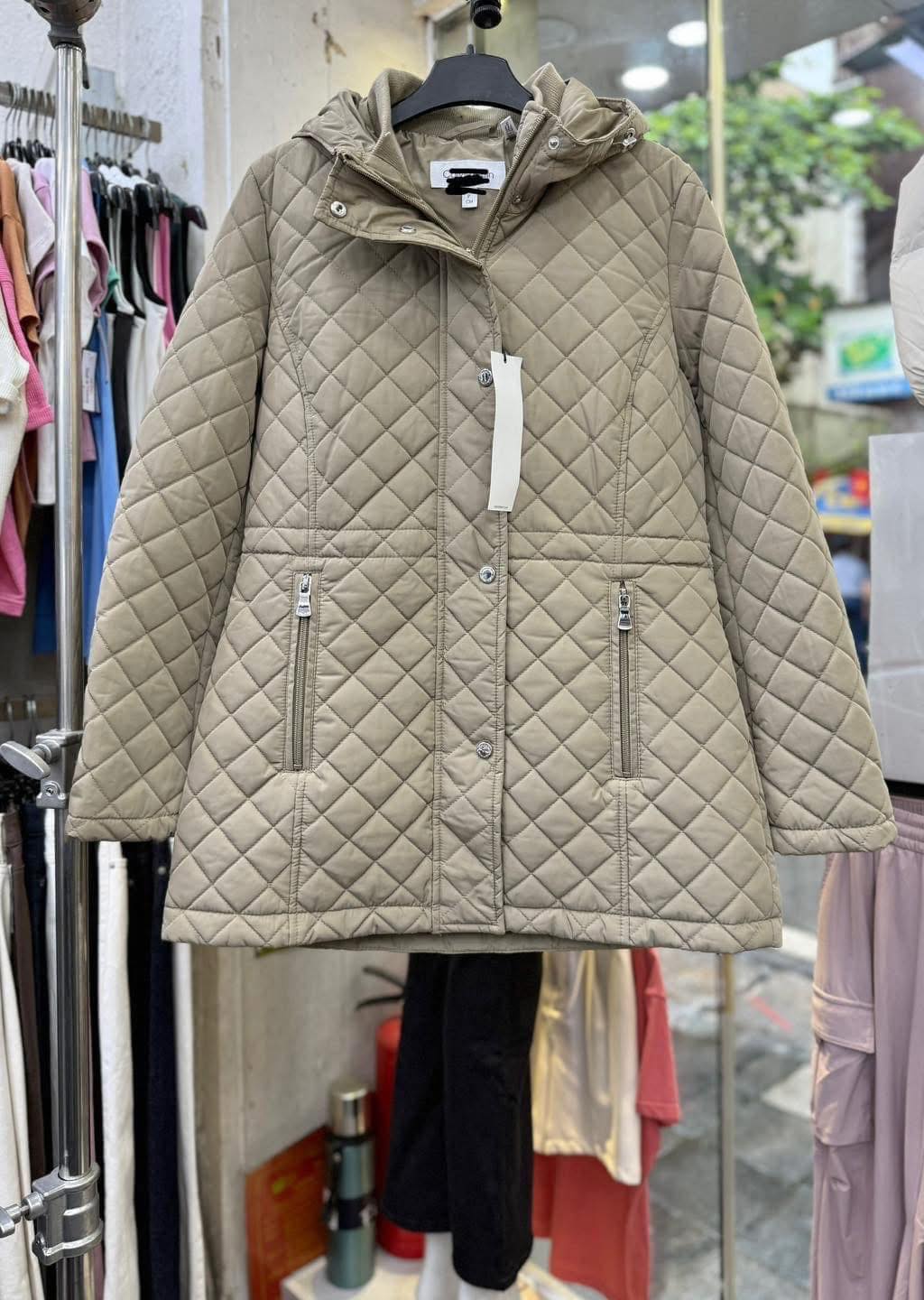 [🆕🇻🇳] ANH PHÁT VNXK – Chuyên bán buôn bán lẻ hàng việt nam xuất khẩu 👕 Top1Fashion 👗   𝐂𝐚𝐈𝐯𝐢𝐧 𝐊𝐈𝐞𝐢𝐧 𝐐𝐮𝐢𝐥𝐭𝐞𝐝 𝐇𝐨𝐨𝐝𝐞𝐝 𝐉𝐚𝐜𝐤𝐞𝐭Jacket 𝐂/𝐊 trần bông dáng ngang mông kèm bets rút dây phía trong áo lên mẫu rất gọn gàng.  Mẫu xuất thi t , shares-0✔️ , likes-0❤️️ , date-2025-09-19 23:11:04🇻🇳🇻🇳🇻🇳📰🆕