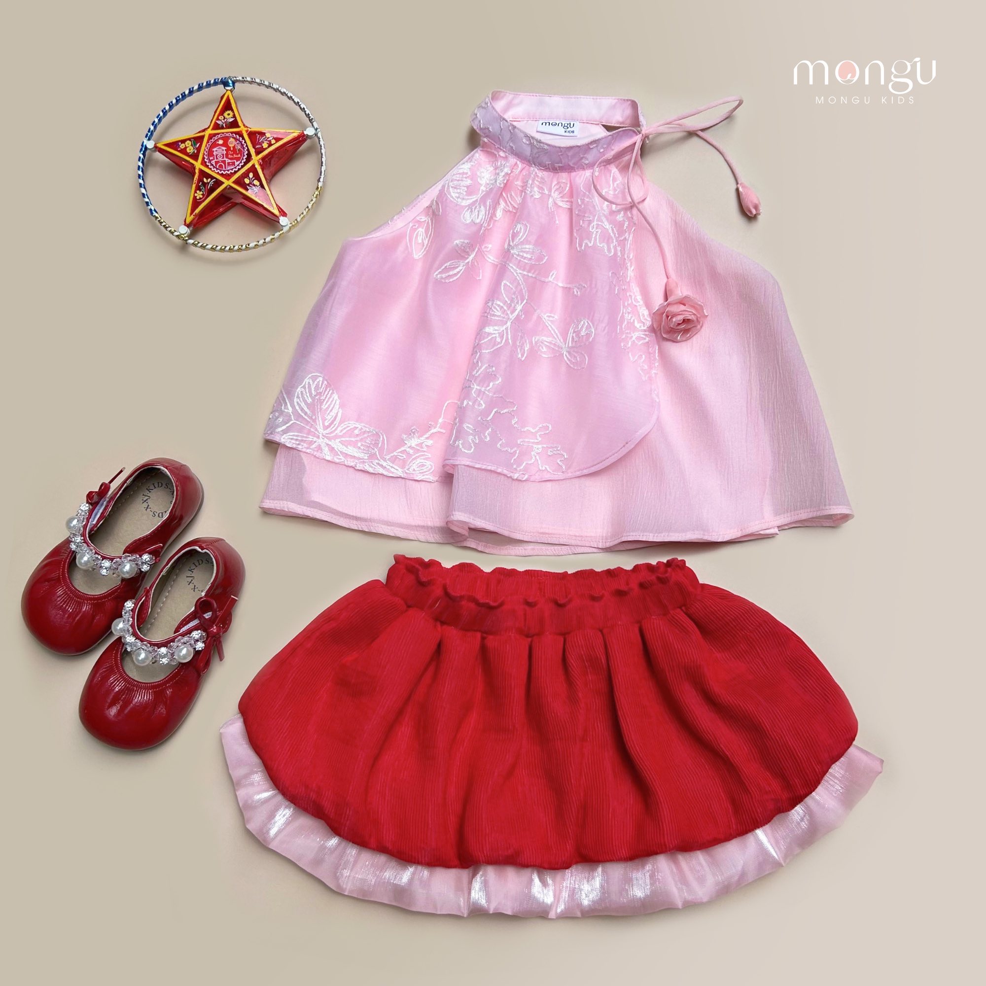 [🆕🇻🇳]  MONGU KIDS  thời trang thiết kế và phụ kiện trẻ em 🧑‍🧒❤️️👶⭐️ 𝑵𝒈𝒖𝒚𝒆̣̂𝒕 𝑯𝒐𝒂
Đoá hoa nhỏ toả sáng dưới ánh trăng tỏ, hoà cùng sắc đỏ rực rỡ đêm hội trung thu. Mỗi công chúa nhỏ đều là một đoá hoa của mẹ. Và mùa trun , shares-0✔️ , likes-6❤️️ , date-2025-09-20 17:34:24🇻🇳🇻🇳🇻🇳📰🆕