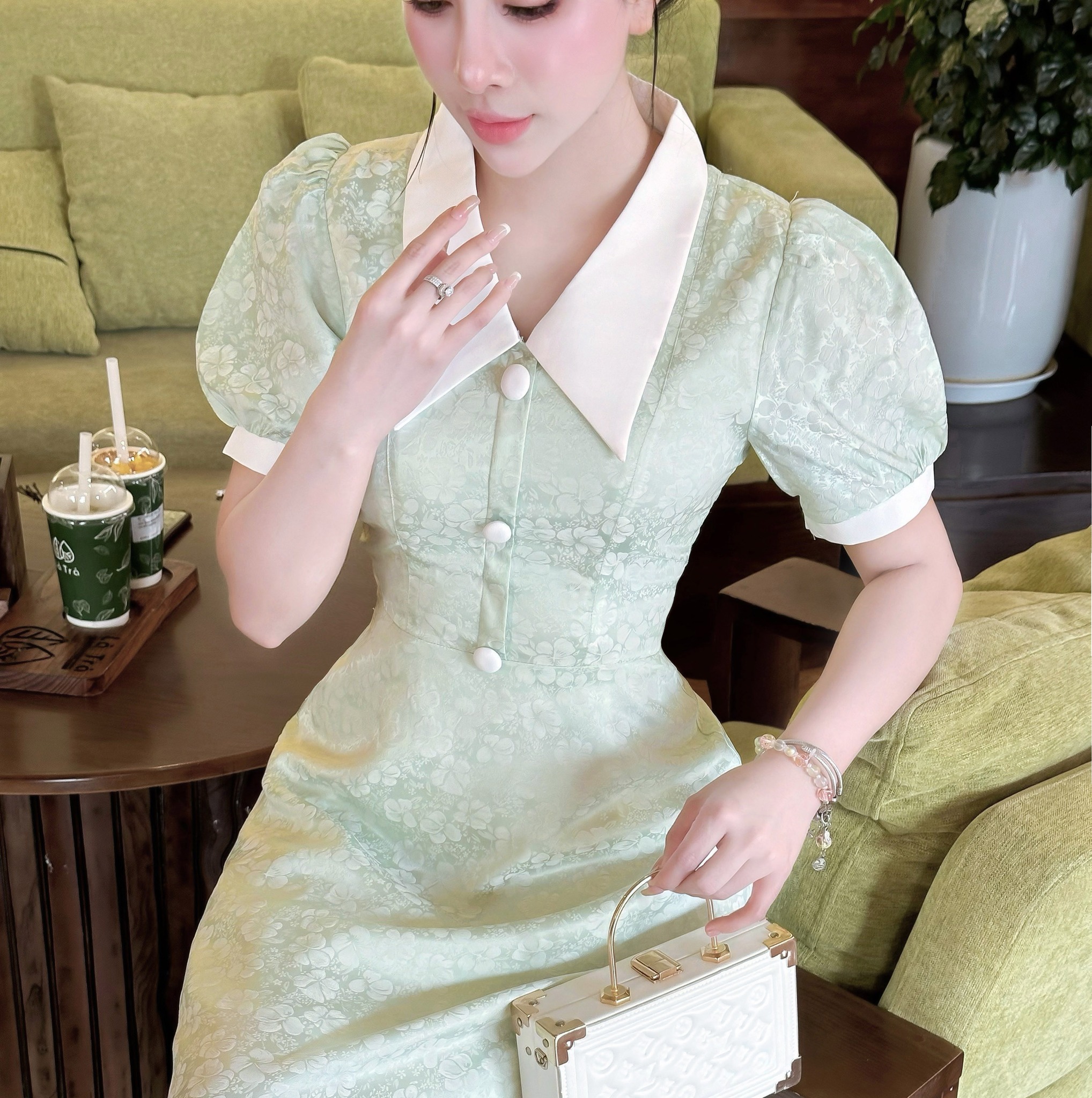 [🆕🇻🇳] Thời trang LUX W – Đầm váy thiết kế Lux W Fashion 👕 Top1Fashion 👗  Mới tinh ! Thiết kế nhẹ nhàng mà thanh lịch trên nền hoạ tiết cao cấp
Mặc như này lại thơ lắm thôi mí bồ ơi
Giá 319k
————————— Size S M  , shares-1✔️ , likes-11❤️️ , date-2025-09-19 15:42:35🇻🇳🇻🇳🇻🇳📰🆕