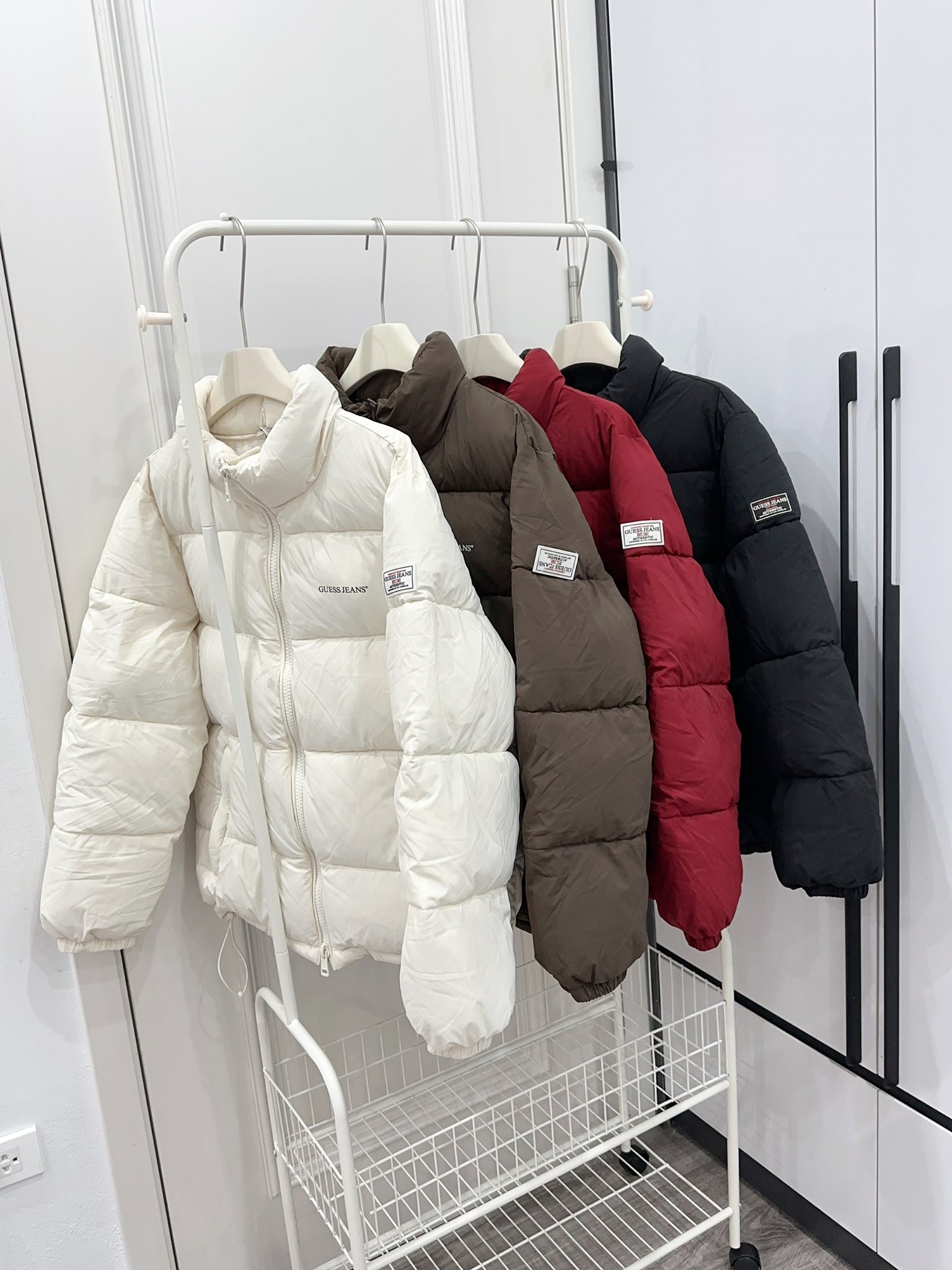 [🆕🇻🇳]  RiceMilk Kids – thời trang trẻ em xuất khẩu (Sỉ-lẻ hàng xuất xịn) 🧑‍🧒❤️️👶⭐️ Ai mê hiệu xịn thì đừng bỏ lỡ nha. E dư rất ít. Áo khoác phao #Gu€ss dư xịn. Brand đắt đỏ, giá tag 149€ ~ 5tr đó ạ. Có 2 kiểu: dáng dài ngang mông(2 đầu kh , shares-2✔️ , likes-6❤️️ , date-2025-09-20 20:12:57🇻🇳🇻🇳🇻🇳📰🆕