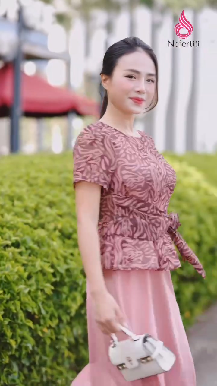 [🆕🇻🇳] Nefertiti Fashion – Cửa hàng quần áo nữ  [🆕Top1Vietnam🇻🇳] 👕 Top1Fashion 👗  Sắc Hoa Thanh Lịch – Vẻ đẹp mềm mại, cuốn hút từ ánh nhìn đầu tiên. Chiếc áo sơ mi hoa lụa tơ Hàn dịu dàng như làn gió sớm, Dành cho người phụ nữ hiện đại, , shares-0✔️ , likes-0❤️️ , date-2025-09-23 19:55:51🇻🇳🇻🇳🇻🇳📰🆕