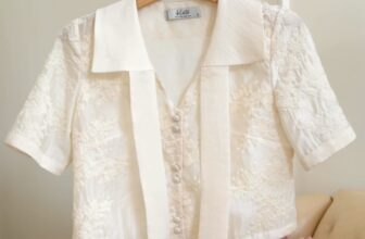 [🆕🇻🇳] Kate By Linh Nguyen – Kim Mã 😎❤️️⭐️ 𝐑𝐞𝐚𝐝𝐲 𝐭𝐨 𝐰𝐞𝐚𝐫Yêu phong cách tối giản nhưng vẫn cuốn hút? Thử ngay outfit của KATE:
Áo Swan tone kem thanh lịch, điểm dây rơi nhẹ đầy nữ tính. Mix cùng qu , shares-0✔️ , likes-0❤️️ , date-2025-09-25 17:06:28🇻🇳🇻🇳🇻🇳📰🆕