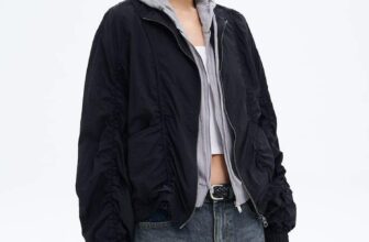 [🆕🇻🇳] The Cyan Pearl VNXK 👕 Top1Fashion 👗  Khoác gió nhà 8 GIÂY kiểu dáng bomber, các đường nhún, dây rút làm dáng áo rất trẻ trung, phối đồ vừa chất vừa ngầu, chống nước tốt nên đi mưa phùn vô tư ạ , shares-0✔️ , likes-1❤️️ , date-2025-09-25 18:06:33🇻🇳🇻🇳🇻🇳📰🆕