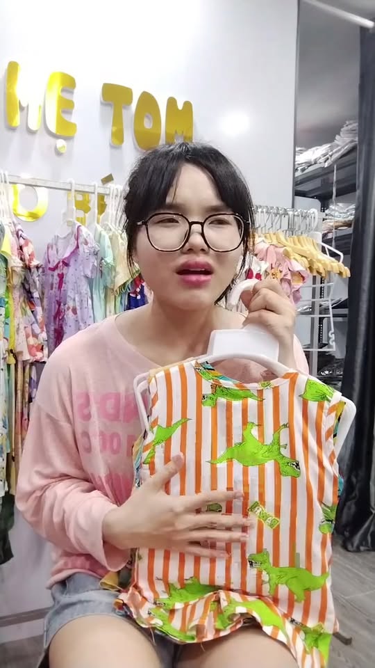 [🆕🇻🇳]  Xưởng may đồ tole Mẹ Tom – Chuyên tole 2 da loại 1 🧑‍🧒❤️️👶⭐️ Lên live nè các chị iu ơi , shares-0✔️ , likes-6❤️️ , date-2025-09-28 01:02:12🇻🇳🇻🇳🇻🇳📰🆕