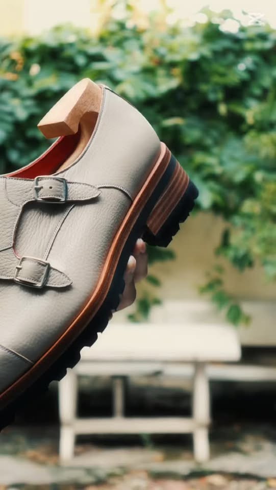 [🆕🇻🇳] Sonniez Cửa hàng giày dép 👕 Top1Fashion 👗  Có những đôi giày sinh ra để đi làm, và cũng có đôi giày sinh ra để chơi.
Đôi Double Monk này chính là câu chuyện ấy.
Từ chất liệu da hạt màu kem đầy bụi , shares-0✔️ , likes-3❤️️ , date-2025-09-25 05:19:53🇻🇳🇻🇳🇻🇳📰🆕