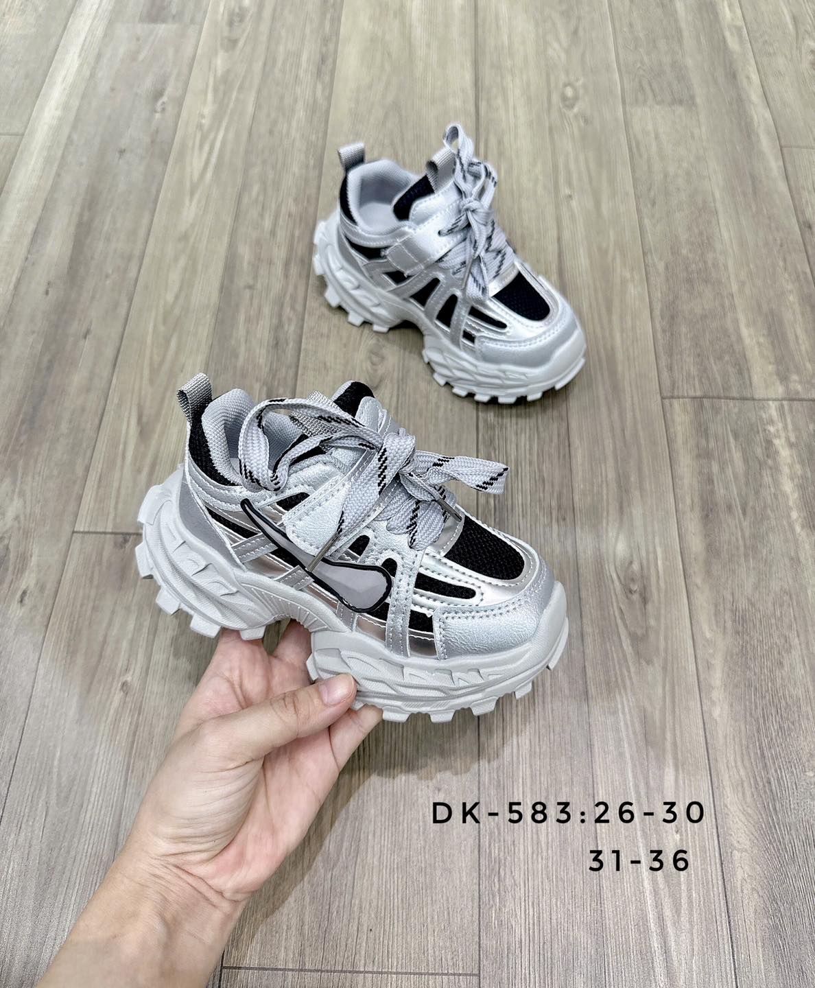 [🆕🇻🇳] NHÀ GẠO chuyên quần áo giày dép mũ phụ kiện trẻ em 🧑‍🧒❤️️👶⭐️ Wwow Wwow!!
Giày Thể Thao màu Bạc Sang Quá mấy Ní ơi!
Size: 26-30 (full box)
Đẹp -Nhẹ Siêu Bền-Siêu Êm 
Mời Các Tình Yêu ghé Shop
#NhaGao #GIÀY
 , shares-0✔️ , likes-1❤️️ , date-2025-09-28 21:15:05🇻🇳🇻🇳🇻🇳📰🆕