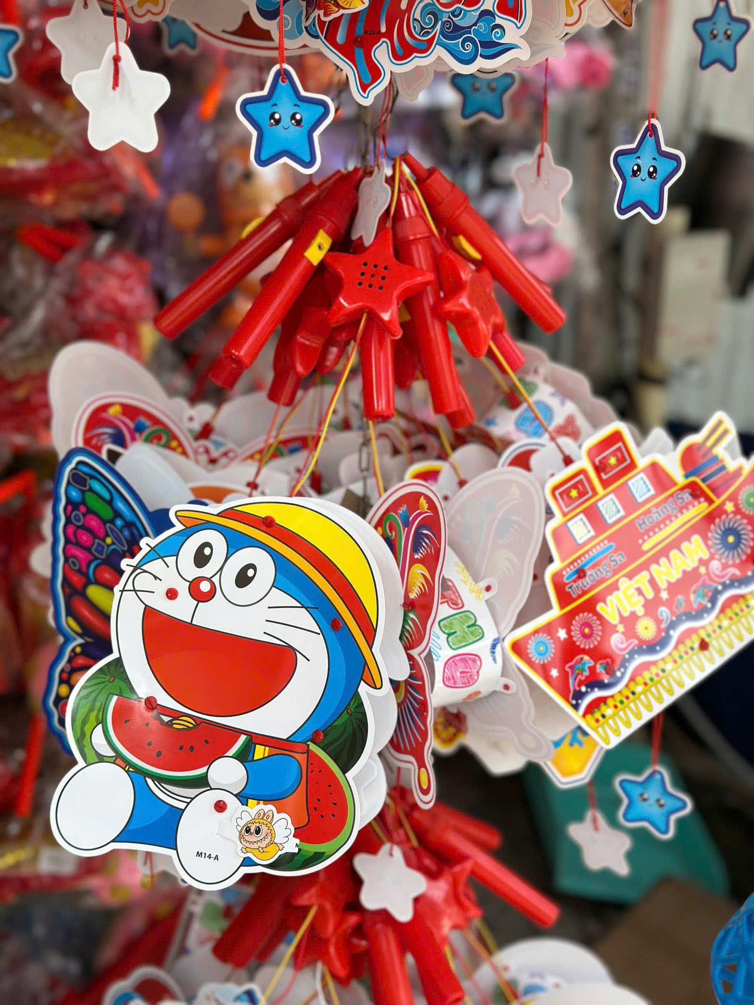 [🧸️🇻🇳] Thế Giới Đồ Chơi Phương🎈Top1Toys🧸️  Lồng đèn 2 mảnh
Mẫu quốc dân em bán nay hơn 10 năm rồi ạ
Sl còn k nhiều. 
Quý khách hàng mua tặng liên hệ em đặt hàng sớm ạ
 , shares-1✔️ , likes-0❤️️ , date-2025-09-29 19:15:19🇻🇳🇻🇳🇻🇳📰🆕