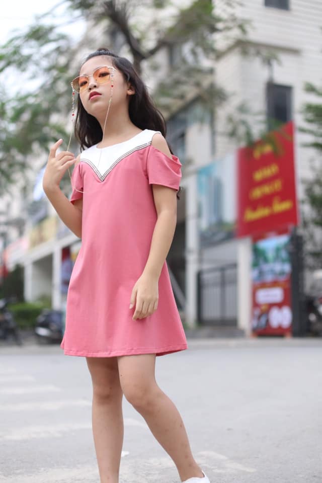 [🆕🇻🇳] MT Kids – Thời trang trẻ em 🧑‍🧒❤️️👶⭐️  Váy cotton A hở vai
…. CHẤT LIỆU : chất cotton 4c sg 100%, cotton loai 1, phối dây tạo điểm nhấn, thân sau có khóa giọt lệ dễ dàng khi bé mặc
Size 3-1 , shares-0✔️ , likes-3❤️️ , date-2019-06-14 03:07:48🇻🇳🇻🇳🇻🇳📰🆕