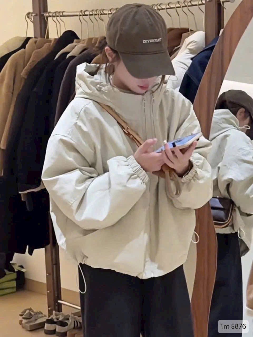 [???] LiTu Shop VNXK  ? Top1Fashion ?  Em lên sẵnÁO KHOÁC TRẦN BÔNG SIÊU XINH- CHẤT GIÓ CHỐNG NƯỚCForm ngắn trẻ đẹp, cực hack dáng – dễ mix từ quần jeans, legging tới jogger
Chất áo gió  , shares-0✔️ , likes-3❤️️ , date-2025-10-03 17:48:28????????