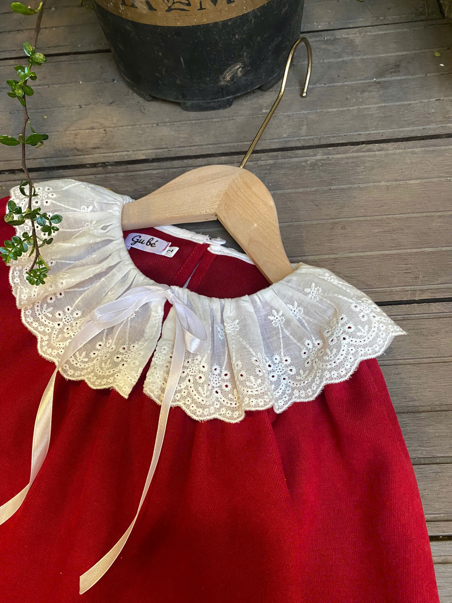 [🆕🇻🇳]  GU BÉ- Thời trang thiết kế cho bé 🧑‍🧒❤️️👶⭐️ Giáng Sinh đang tới thật gần!
Với chất liệu nhung lụa và gam màu đỏ trầm ấm đặc trưng của Giáng Sinh, chiếc váy này chính là món quà dành cho em bé của ba , shares-1✔️ , likes-1❤️️ , date-2024-11-27 21:09:03🇻🇳🇻🇳🇻🇳📰🆕