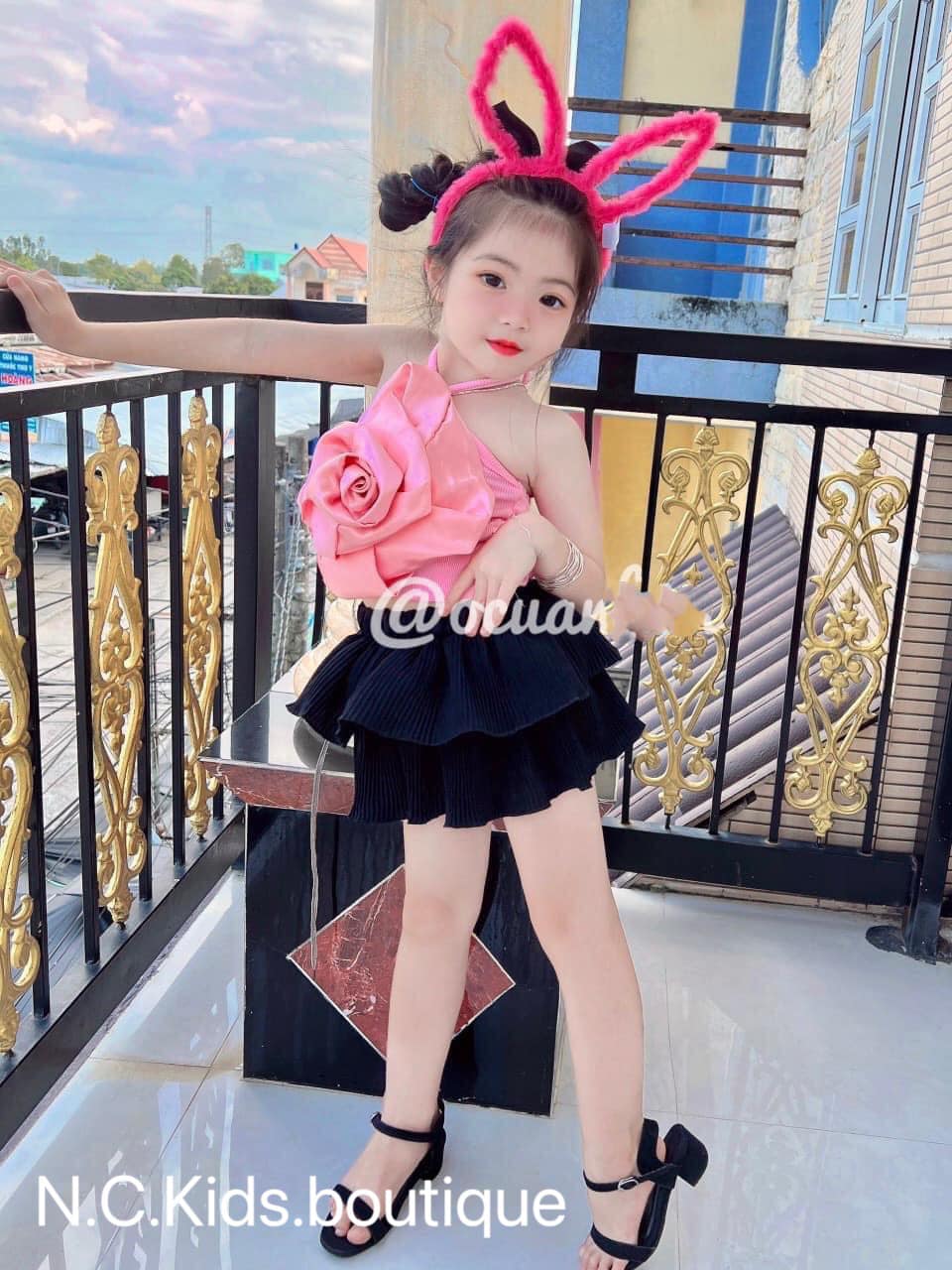 [🆕🇻🇳]  NaBi Kids – Thời Trang Trẻ Em 🧑‍🧒❤️️👶⭐️  HOT HOT Chỉ #159k / Set áo hoa nơ xinh xắn kết hợp cùng chân váy dập li có quần bên trong 
Size : 10-20Kg
 , shares-0✔️ , likes-15❤️️ , date-2023-03-25 05:08:55🇻🇳🇻🇳🇻🇳📰🆕