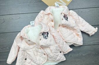 [🆕🇻🇳] Happy Little Wardrobe – Thế giới quần áo trẻ em – Chuyên hàng xuất Nhật, Hàn  🧑‍🧒❤️️👶⭐️ Dạo này hàng Dissne//y đẹp quá ạ
Khoác Trần Trám hình micky bé gái dư xịn
Bên trong lót lông siêu ấm
Cúc bấm tiện lợi, xịn sò
Áo mềm sờ siêu thích ạ
Sz , shares-0✔️ , likes-1❤️️ , date-2024-11-06 22:00:34🇻🇳🇻🇳🇻🇳📰🆕