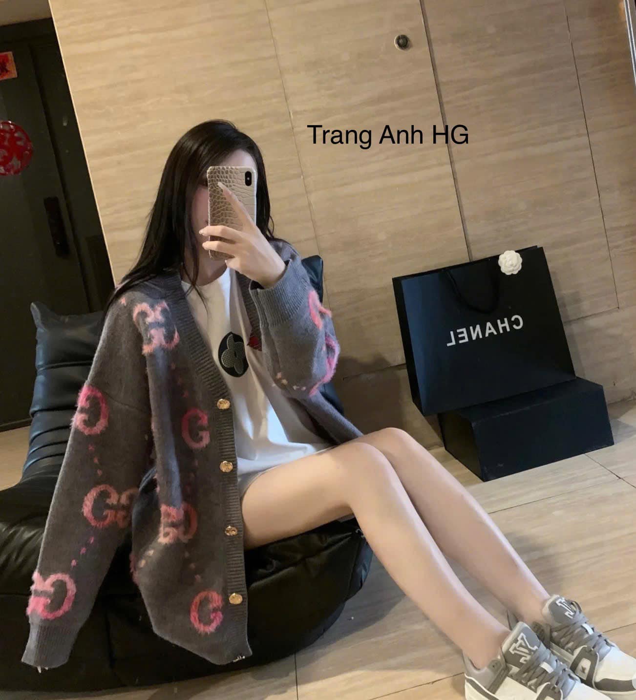 [🆕🇻🇳] Trang Anh HG – Cửa hàng quần áo 👕 Top1Fashion 👗  Riêng em Cadigan Gu chì này thì nên có trong tủ đồ của các chị em ạ! Bao chất bao dáng bao xinh nha!Hàng mới về, đủ size, sẵn ship.
Inbox, hotline để mua , shares-0✔️ , likes-3❤️️ , date-2024-12-19 17:55:48🇻🇳🇻🇳🇻🇳📰🆕