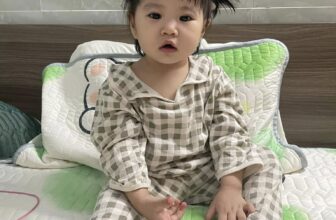 [🆕🇻🇳]  𝓗𝓲.𝓫𝓲𝓫𝓸𝓸 비부 – Quần áo trẻ em – Gom order Ikii, Bebeholic và các Hãng quần áo trẻ em Hàn Quốc 🇰🇷 🧑‍🧒❤️️👶⭐️ Set Pijama Darong size S màu Khaki sale chỉ còn 1 set duy nhấtSale còn 299kMiền nam mặc ngủ phòng điều hoà không nóng đâu các Dì ơiĐậu mặc từ lúc 76 , shares-1✔️ , likes-4❤️️ , date-2024-08-01 03:47:45🇻🇳🇻🇳🇻🇳📰🆕