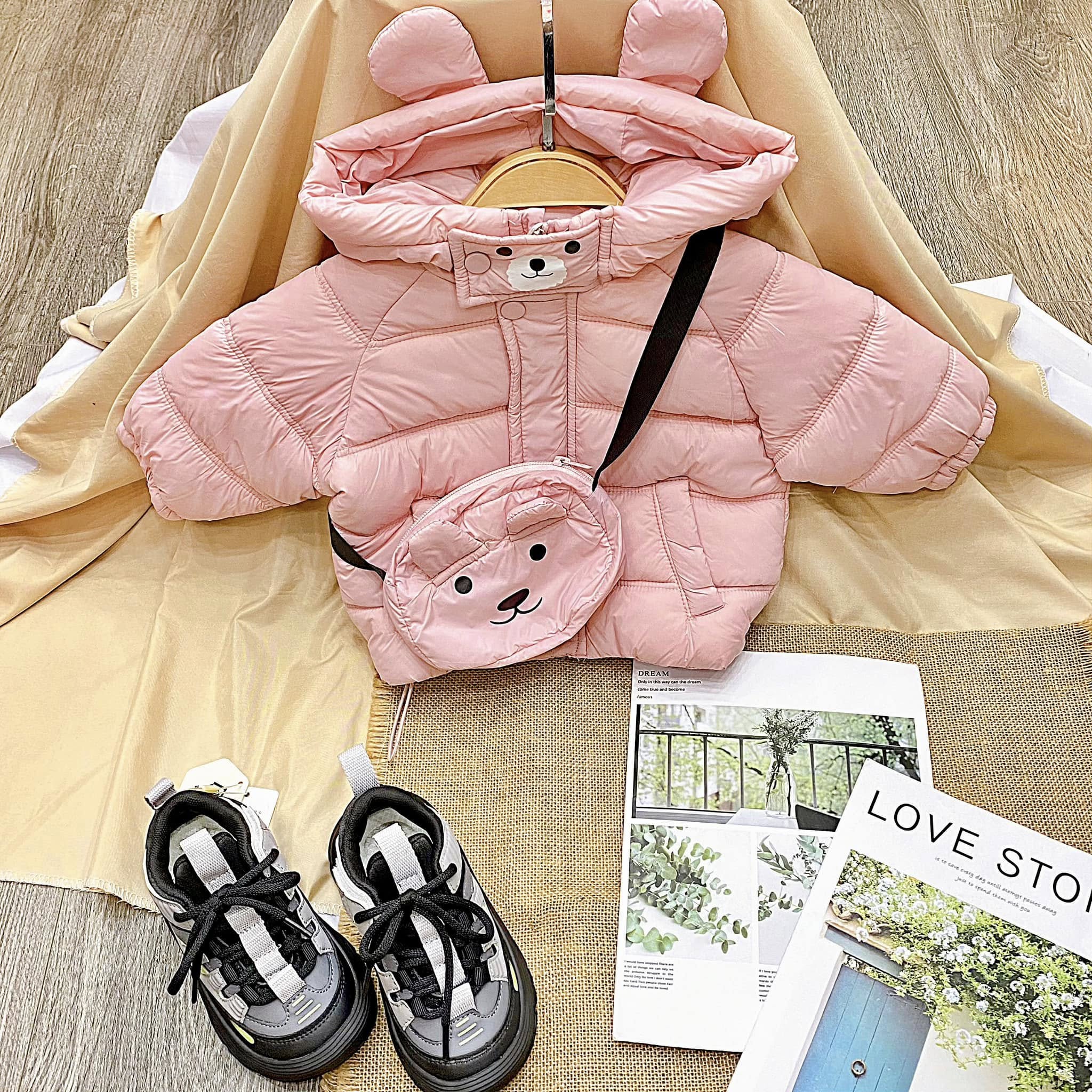 [🆕🇻🇳] Miumiu KIDS – Chuyên sỉ lẻ quần áo trẻ em chất lượng, giá rẻ 🧑‍🧒❤️️👶⭐️ Nghe bảo hôm nay trời trở gió
Bé đi đâu đó nhớ diện đồ nhà em
Em về áo ấm lót lông ấm cho bé đây rồi ạ, nhẹ nhàng nhưng cực kì ấm luôn nha các mom ơi, shares-0✔️ , likes-0❤️️ , date-2024-12-18 19:59:04🇻🇳🇻🇳🇻🇳📰🆕