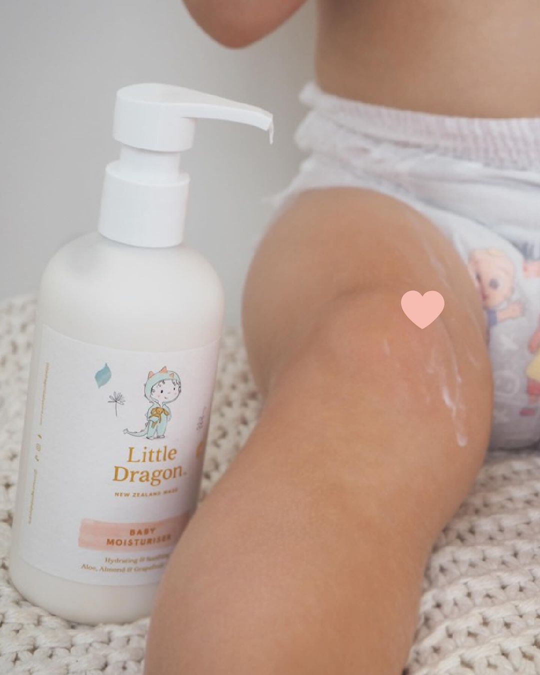 [🆕🇻🇳]  Little Dragon Baby Care Vietnam – 🌿 Sản phẩm chăm sóc da em bé hoàn toàn từ thiên nhiên và Made in New Zealand 🧑‍🧒❤️️👶⭐️  EM BÉ CÓ CẦN DƯỠNG ẨM?
Hôm nay, chúng ta hãy cùng trao đổi về quan niệm: Trẻ sơ sinh không cần kem dưỡng ẩm. SAI! Da em bé sẽ được bảo vệ và khỏe mạnh hơ , shares-0✔️ , likes-5❤️️ , date-2024-03-27 05:43:44🇻🇳🇻🇳🇻🇳📰🆕