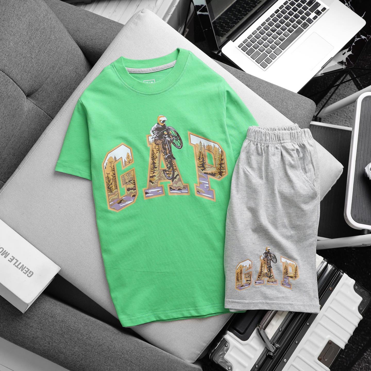 [🆕🇻🇳]  Quần áo bé trai – Bán quần áo bé trai từ 1 tuổi đến 10 tuổi 🧑‍🧒❤️️👶⭐️  170k/bộ
Bộ Bé Trai Tay Ngắn GAP Size 7/8-18/20 FORM TO 30-67kg mặc. Mã hàng đại đẹp nhất trong các dòng cùng phân khúc.
ÁO IN 3D CỰC KÌ SẮC NÉT RẤT ĐẸP.
C , shares-0✔️ , likes-3❤️️ , date-2024-11-28 23:15:06🇻🇳🇻🇳🇻🇳📰🆕