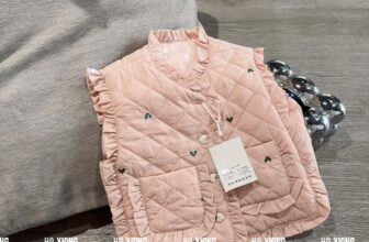 [🆕🇻🇳]  Xưởng sỉ quần áo trẻ em – chuyên quần áo trẻ em giá sỉ toàn quốc 🧑‍🧒❤️️👶⭐️  Áo phao gile tim qccc
Hàng qc nét căng, thêu tim và bèo viền xinh xắn
Sz 1-5 ( 8-18kg)
Giá le 180k
, shares-0✔️ , likes-0❤️️ , date-2024-11-09 22:34:44🇻🇳🇻🇳🇻🇳📰🆕