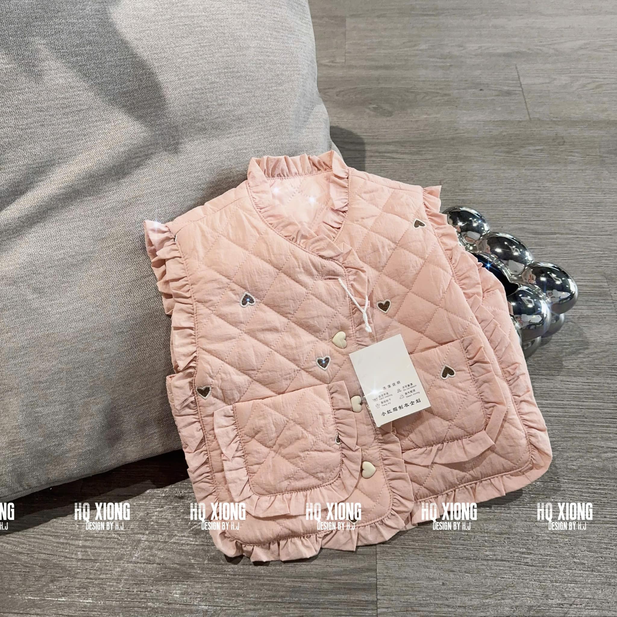 [🆕🇻🇳]  Xưởng sỉ quần áo trẻ em – chuyên quần áo trẻ em giá sỉ toàn quốc 🧑‍🧒❤️️👶⭐️  Áo phao gile tim qccc
Hàng qc nét căng, thêu tim và bèo viền xinh xắn
Sz 1-5 ( 8-18kg)
Giá le 180k , shares-0✔️ , likes-0❤️️ , date-2024-11-09 22:35:27🇻🇳🇻🇳🇻🇳📰🆕