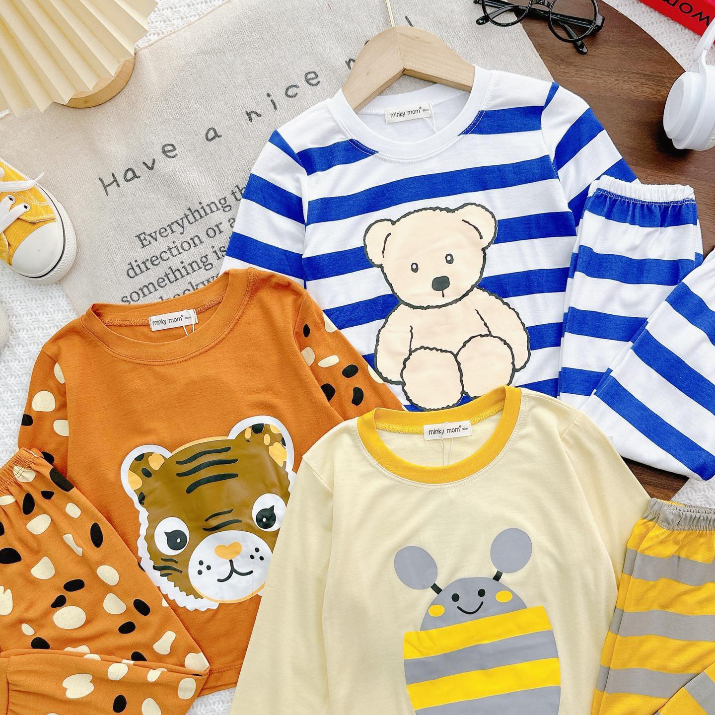 [🆕🇻🇳] Quần Áo Trẻ Em – Chăn Drap Gối Giá Tại Kho 🧑‍🧒❤️️👶⭐️ Bộ tay dài quần dài MINKYMOM  hoạt tiết dễ thương cho bé trai bé gái
HƯỚNG DẪN CHỌN SIZE
Sz 80(9-10kg)
Sz 90(11-12kg)
Sz 100(13-14kg)
Sz 110 ( 15-16kg , shares-0✔️ , likes-0❤️️ , date-2024-04-03 22:01:52🇻🇳🇻🇳🇻🇳📰🆕