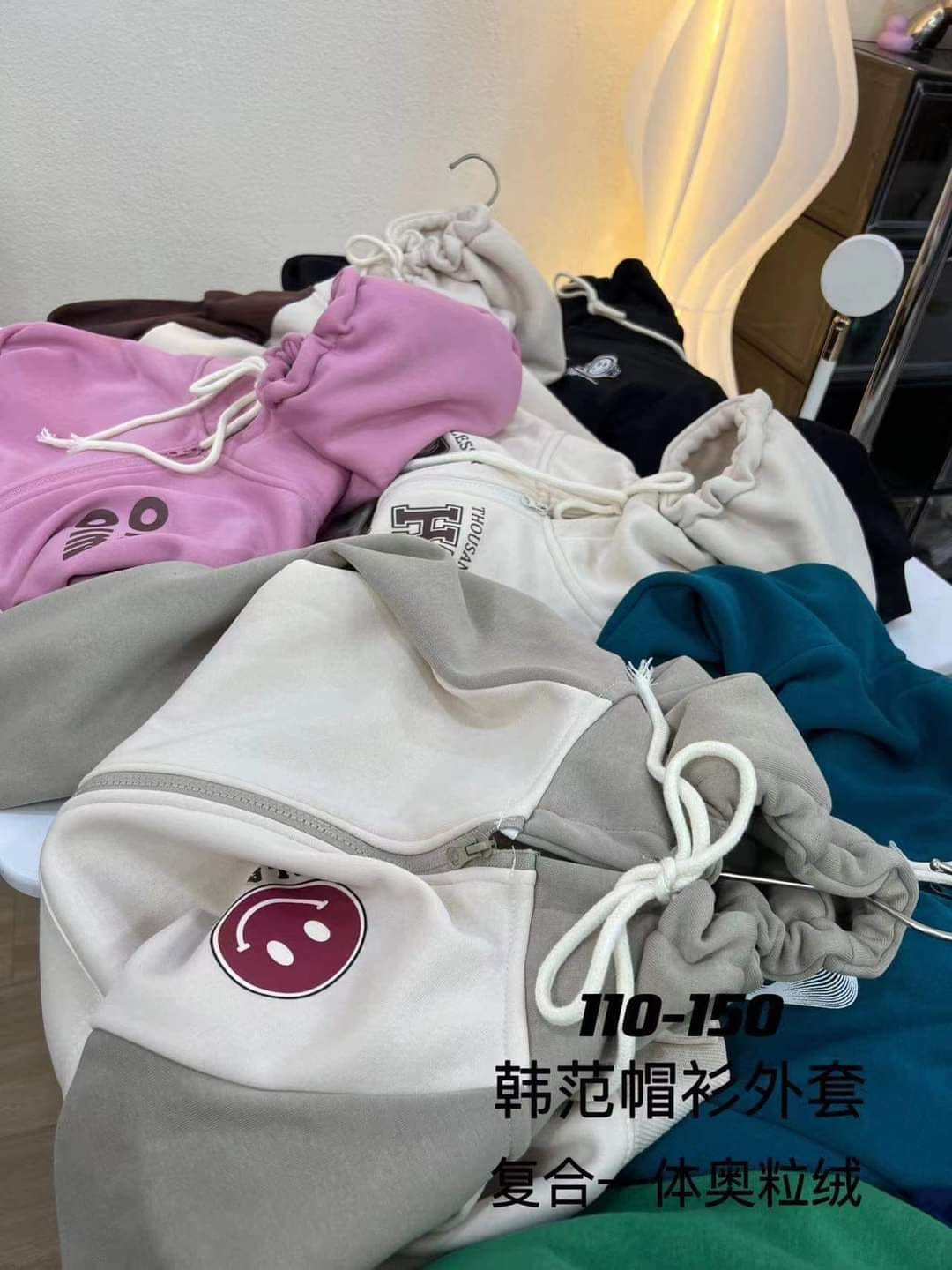 [🆕🇻🇳] Mẹ Bon – Hàng Nội Địa Korea  🧑‍🧒❤️️👶⭐️ Áo khoác nỉ hàng quảng châu xịn e còn xót vài cái lẻ size, e xả nhanh thu hồi vốn ạ. Size nhỡ từ 15-30kg size 110-150 mặc còn tùy vào bé mà size nhảy lên h , shares-0✔️ , likes-0❤️️ , date-2024-11-11 05:45:16🇻🇳🇻🇳🇻🇳📰🆕