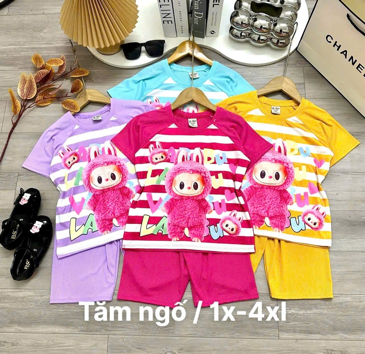 [🆕🇻🇳]  Quần áo trẻ em Su Su – Chuyên quần áo trẻ em sỉ và lẻ 🧑‍🧒❤️️👶⭐️  HẾT —HẾT
Bộ tăm ngố labubu
Size 24-32kg
40k/bộ —150k/4bộ
, shares-0✔️ , likes-0❤️️ , date-2024-10-29 02:21:44🇻🇳🇻🇳🇻🇳📰🆕