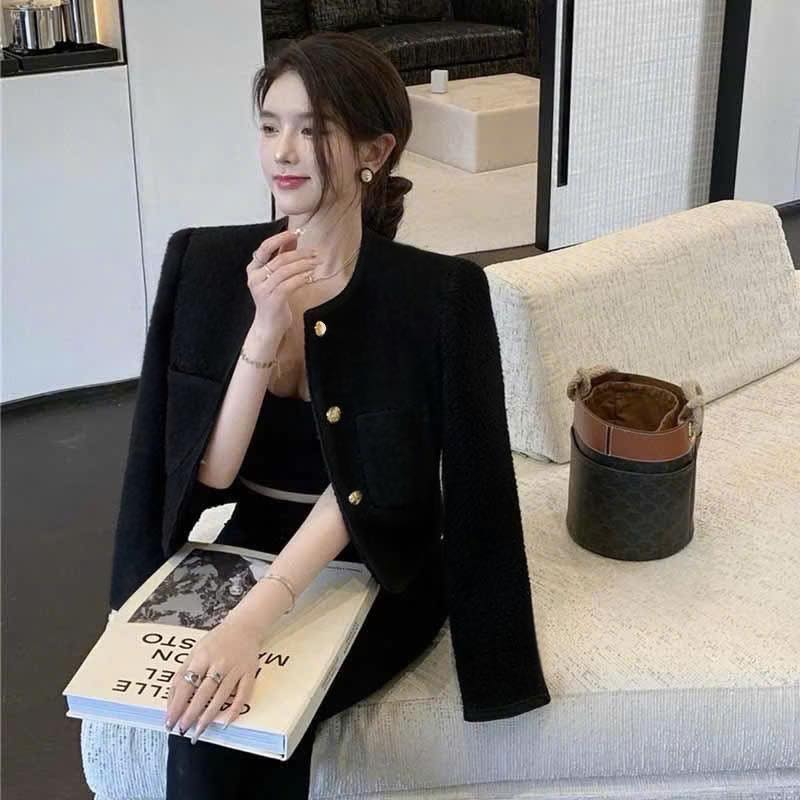 [🆕🇻🇳] Đầm váy Tyshop 👕 Top1Fashion 👗  áo khoác dạ đen
Giá: 185k
Màu: đen
– Chất liệu: tuyết mưa 2 lớp
– Kiều dáng: áo khoác cổ tròn, dài tay, cài nút cách điệu thích hợp đi làm, đi chơi
– Si , shares-1✔️ , likes-12❤️️ , date-2024-10-10 22:18:44🇻🇳🇻🇳🇻🇳📰🆕