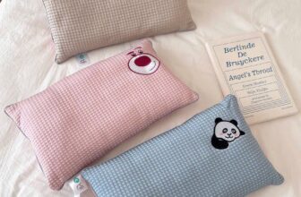 [???]  Baby House Shop ?‍?❤️️?⭐️  Gối băng lạnh thêu hình mới sẵn hàng
Kích thước: 30*50cm
Vỏ gối được làm từ vải băng lạnh cao cấp, mềm mại, thấm hút tốt, có thể tháo dời để vệ sinh.
R , shares-0✔️ , likes-0❤️️ , date-2025-05-04 17:26:30????????