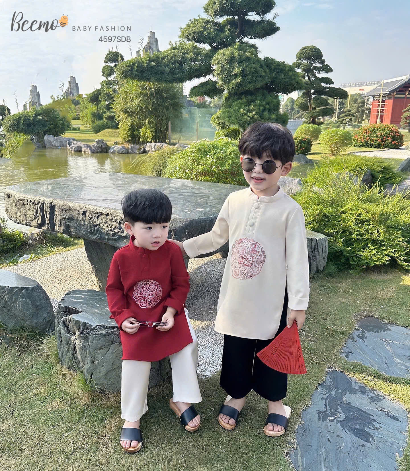 [🆕🇻🇳]  FanSon Studio – Kids House 🧑‍🧒❤️️👶⭐️ 𝐒𝐄𝐓 𝐀́𝐎 𝐃𝐀̀𝐈 𝐓𝐄̂́𝐓 𝐓𝐇𝐈𝐄̂𝐍 𝐋𝐎𝐍𝐆
Thiết kế áo dài cổ trụ phối khuy bọc tinh tế, hình thêu rồng sắc nét, trendy, quần lụa suông lưng thun co giãn siêu thoải  , shares-0✔️ , likes-1❤️️ , date-2024-11-28 21:45:05🇻🇳🇻🇳🇻🇳📰🆕