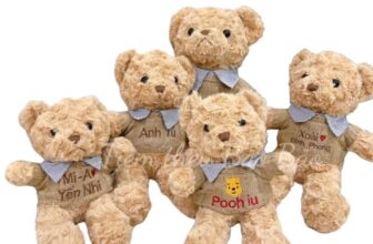 [🆕🇻🇳]  Little One – Sản xuất đồ em bé thêu tên và đồ gỗ decor style Hàn! 🧑‍🧒❤️️👶⭐️ 𝗚ấ𝘂 𝗯𝗼̂𝗻𝗴 𝗧𝗲𝗱𝗱𝘆 𝘁𝗵𝗲̂𝘂 𝘁𝗲̂𝗻 𝗿𝗶𝗲̂𝗻𝗴 𝗰𝗵𝗼 𝗯𝗲́ 𝗻𝗵𝗮̀ 𝗯ạ𝗻Kích thước :40cm
Gấu bông teddy mặc áo siêu xinh thêu tên riêng cho bé , mẫu lông xoắn được làm từ 10 , shares-0✔️ , likes-0❤️️ , date-2025-05-22 23:14:58🇻🇳🇻🇳🇻🇳📰🆕