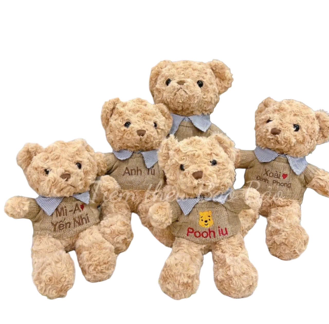 [🆕🇻🇳]  Little One – Sản xuất đồ em bé thêu tên và đồ gỗ decor style Hàn! 🧑‍🧒❤️️👶⭐️ 𝗚ấ𝘂 𝗯𝗼̂𝗻𝗴 𝗧𝗲𝗱𝗱𝘆 𝘁𝗵𝗲̂𝘂 𝘁𝗲̂𝗻 𝗿𝗶𝗲̂𝗻𝗴 𝗰𝗵𝗼 𝗯𝗲́ 𝗻𝗵𝗮̀ 𝗯ạ𝗻Kích thước :40cm
Gấu bông teddy mặc áo siêu xinh thêu tên riêng cho bé , mẫu lông xoắn được làm từ 10 , shares-0✔️ , likes-0❤️️ , date-2025-05-22 23:14:58🇻🇳🇻🇳🇻🇳📰🆕