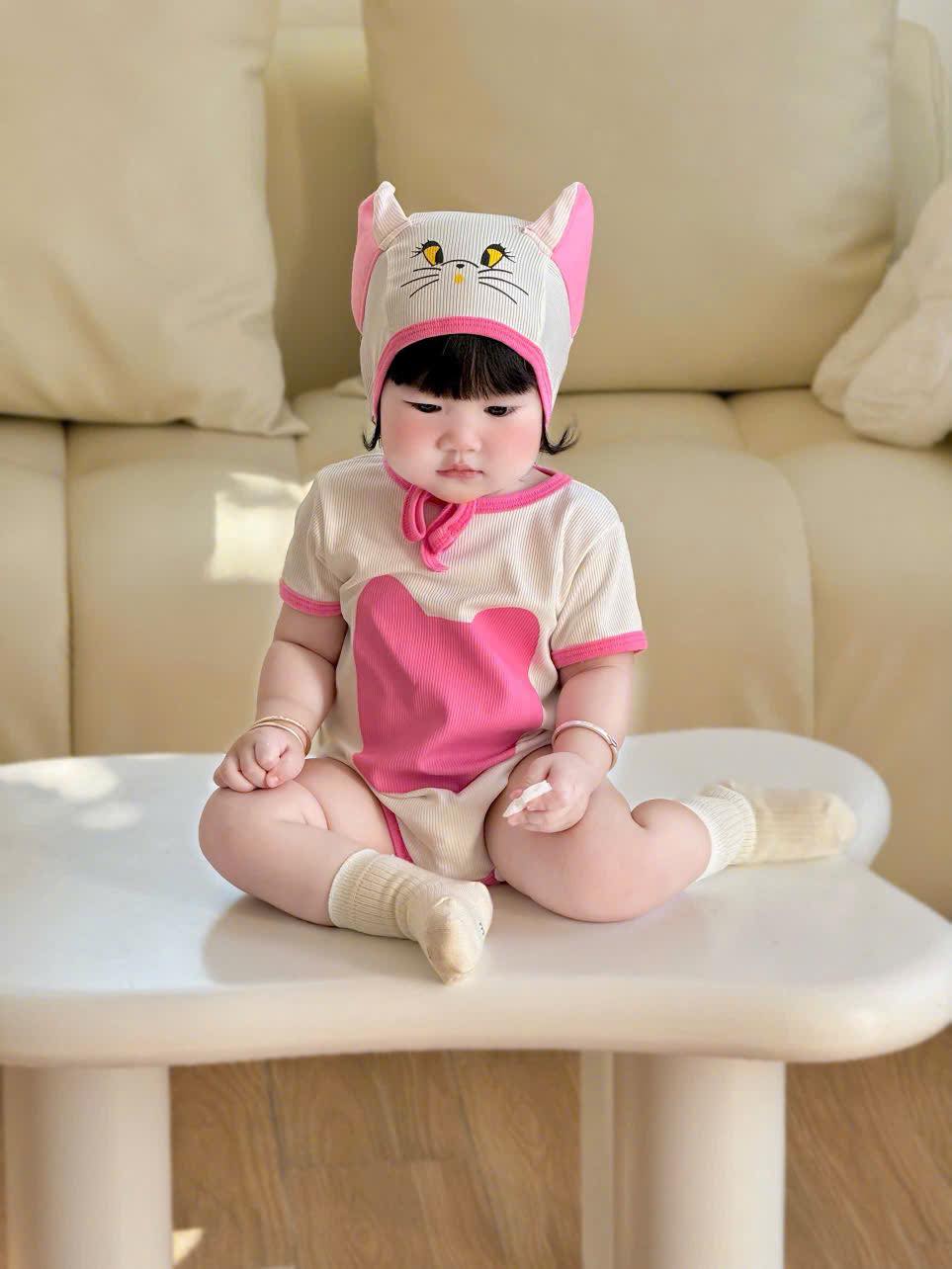 [🆕🇻🇳]  Little One – Sản xuất đồ em bé thêu tên và đồ gỗ decor style Hàn! 🧑‍🧒❤️️👶⭐️ 𝗚ấ𝘂 𝗯𝗼̂𝗻𝗴 𝗧𝗲𝗱𝗱𝘆 𝘁𝗵𝗲̂𝘂 𝘁𝗲̂𝗻 𝗿𝗶𝗲̂𝗻𝗴 𝗰𝗵𝗼 𝗯𝗲́ 𝗻𝗵𝗮̀ 𝗯ạ𝗻Kích thước :40cm
Gấu bông teddy mặc áo siêu xinh thêu tên riêng cho bé , mẫu lông xoắn được làm từ 10 , shares-0✔️ , likes-0❤️️ , date-2025-05-22 23:14:58🇻🇳🇻🇳🇻🇳📰🆕