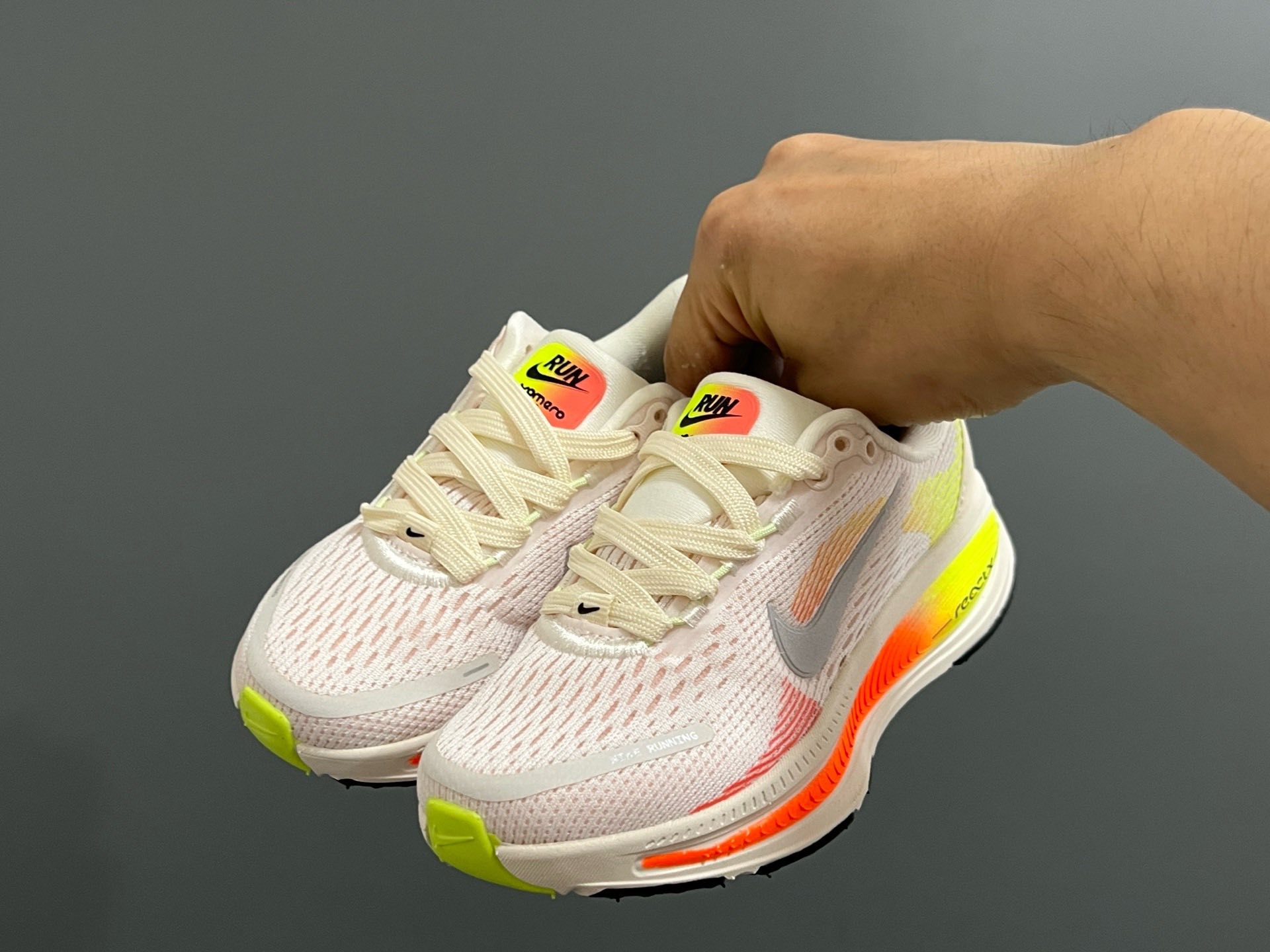 [🆕🇻🇳] Becon-Giày Sneaker Trẻ Em 🧑‍🧒❤️️👶⭐️ Giày chạy bộ cho các bé đi Trại Hè cùng các bạn đây nhaTiêu chí là
êm chân nhẹ dễ mang
thoáng khí cũng như là có khứ mùi tốt nhờ lót giày , shares-1✔️ , likes-5❤️️ , date-2025-05-23 03:33:22🇻🇳🇻🇳🇻🇳📰🆕