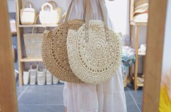 [🆕🇻🇳] Xếp home  (vintagenhatrang)  👕 Top1Fashion 👗  Túi cói giấy tròn đi biển dòng basic vintage dễ phối đồ. Sản phẩm có 2 màu nâu – kem. Dây quai da, miệng túi khoá kéo, túi siêu nhẹKích thước: 44cm*40cm , shares-1✔️ , likes-7❤️️ , date-2025-05-29 16:15:41🇻🇳🇻🇳🇻🇳📰🆕