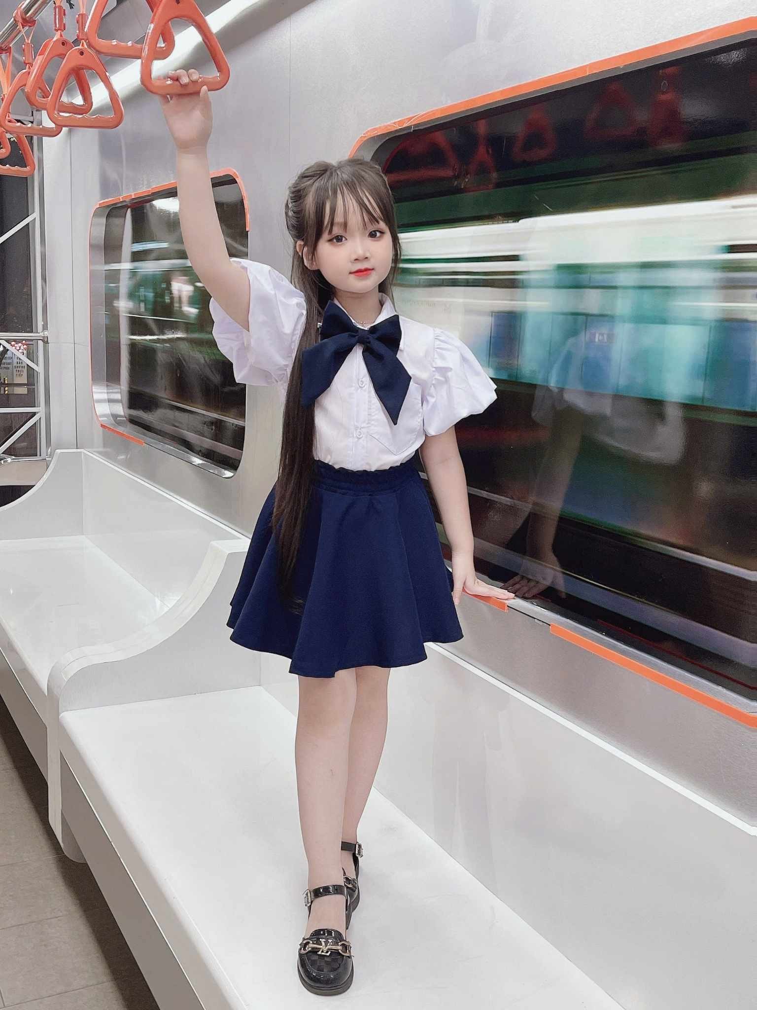 [🆕🇻🇳] Strawberry shop – Thời trang trẻ em 🧑‍🧒❤️️👶⭐️ 𝑴𝒂́𝒖 đ𝒐̉ 𝒅𝒂 𝒗𝒂̀𝒏𝒈
𝑻𝒖̛̣ 𝒉𝒂̀𝒐 𝒕𝒐̂𝒊 𝒍𝒂̀ 𝒏𝒈𝒖̛𝒐̛̀𝒊 𝑽𝒊𝒆̣̂𝒕 𝑵𝒂𝒎
Nhà em lên 1 set áo dài gấm kèm phụ kiện khăn choàng + gim cờ rất xinh cho các con ạ
Set gồm 4 chi , shares-8✔️ , likes-229❤️️ , date-2025-06-13 21:41:14🇻🇳🇻🇳🇻🇳📰🆕