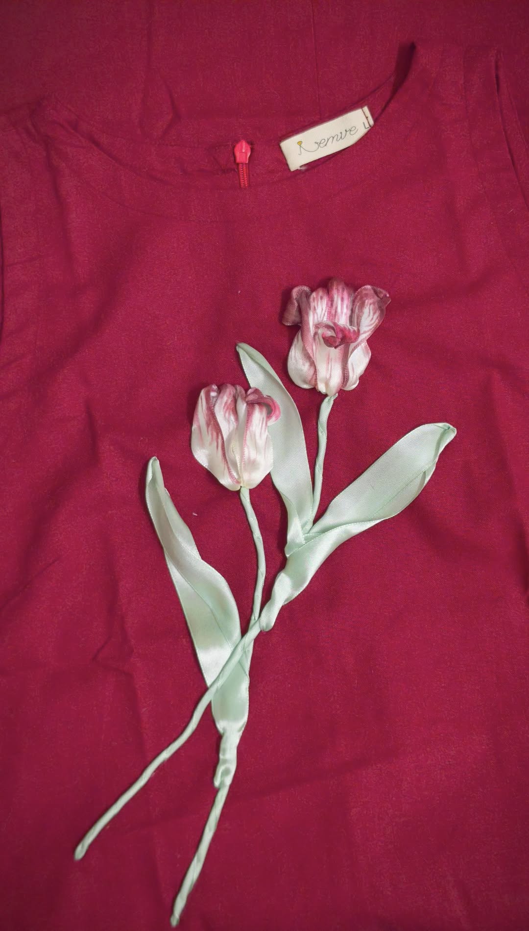 [🆕🇻🇳] Tiệm của Vẽ – Có mấy thứ nhỏ xíu dễ thương ở đây!  👕 Top1Fashion 👗  Bạn thử đặt tấm hình này ra xa xa và nhìn nó đi. Bạn sẽ cảm thấy như kiểu tụi mình đặt hai cành hoa thiệt lên áo vậy.#tiemcuave
, shares-0✔️ , likes-7❤️️ , date-2025-07-13 04:21:39🇻🇳🇻🇳🇻🇳📰🆕